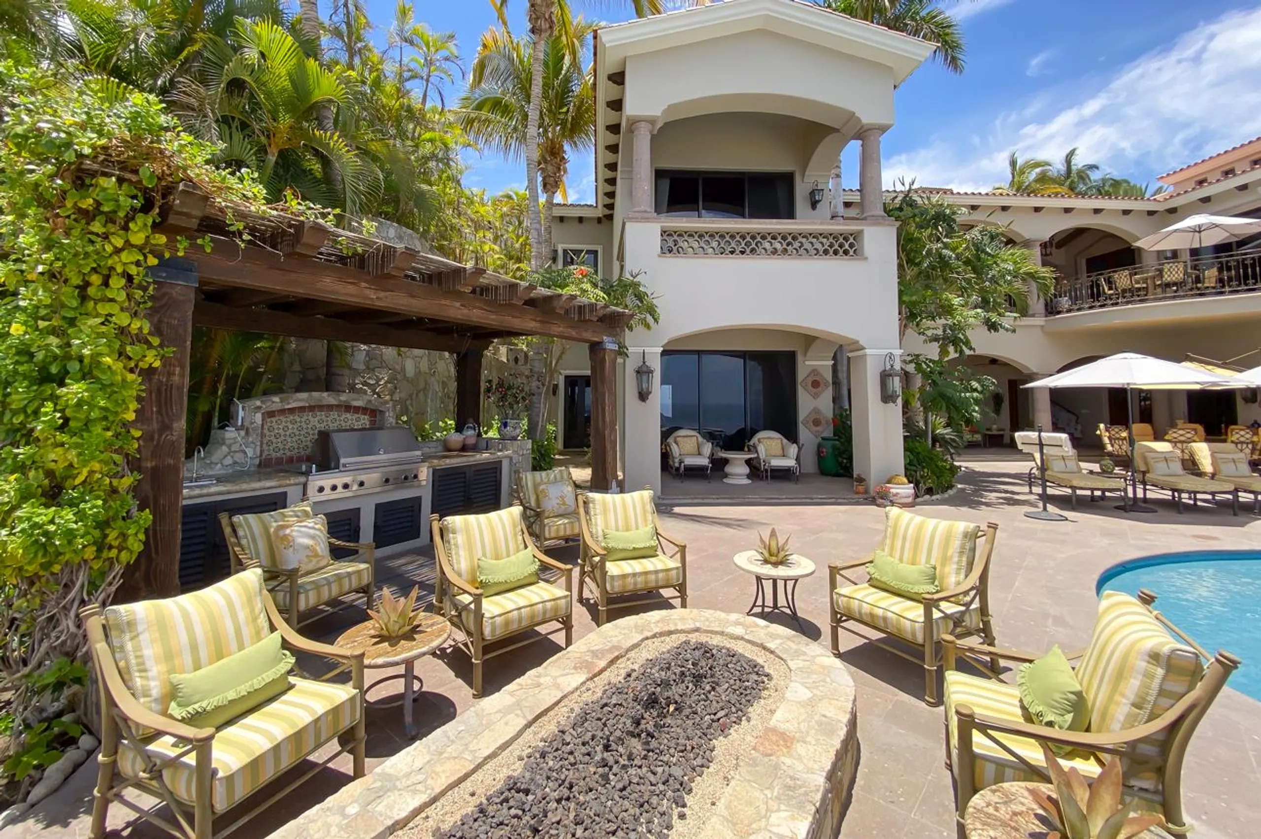 Glorious Spanish Style Villa with Private Infinity Pool, Golf Access and Panoramic Views — photograph 11
