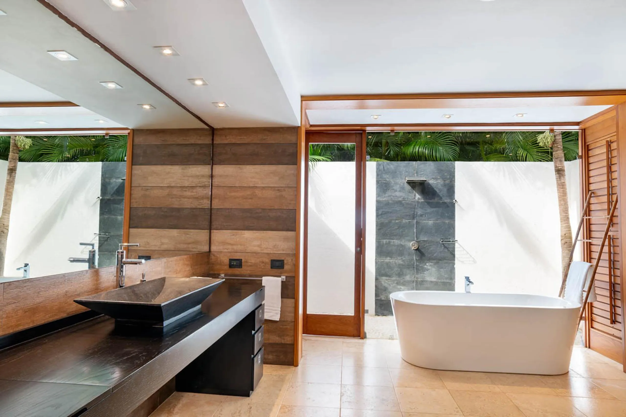 Invigorating Casa de Campo Villa with Lush Greenery and Grand Estates — photograph 8