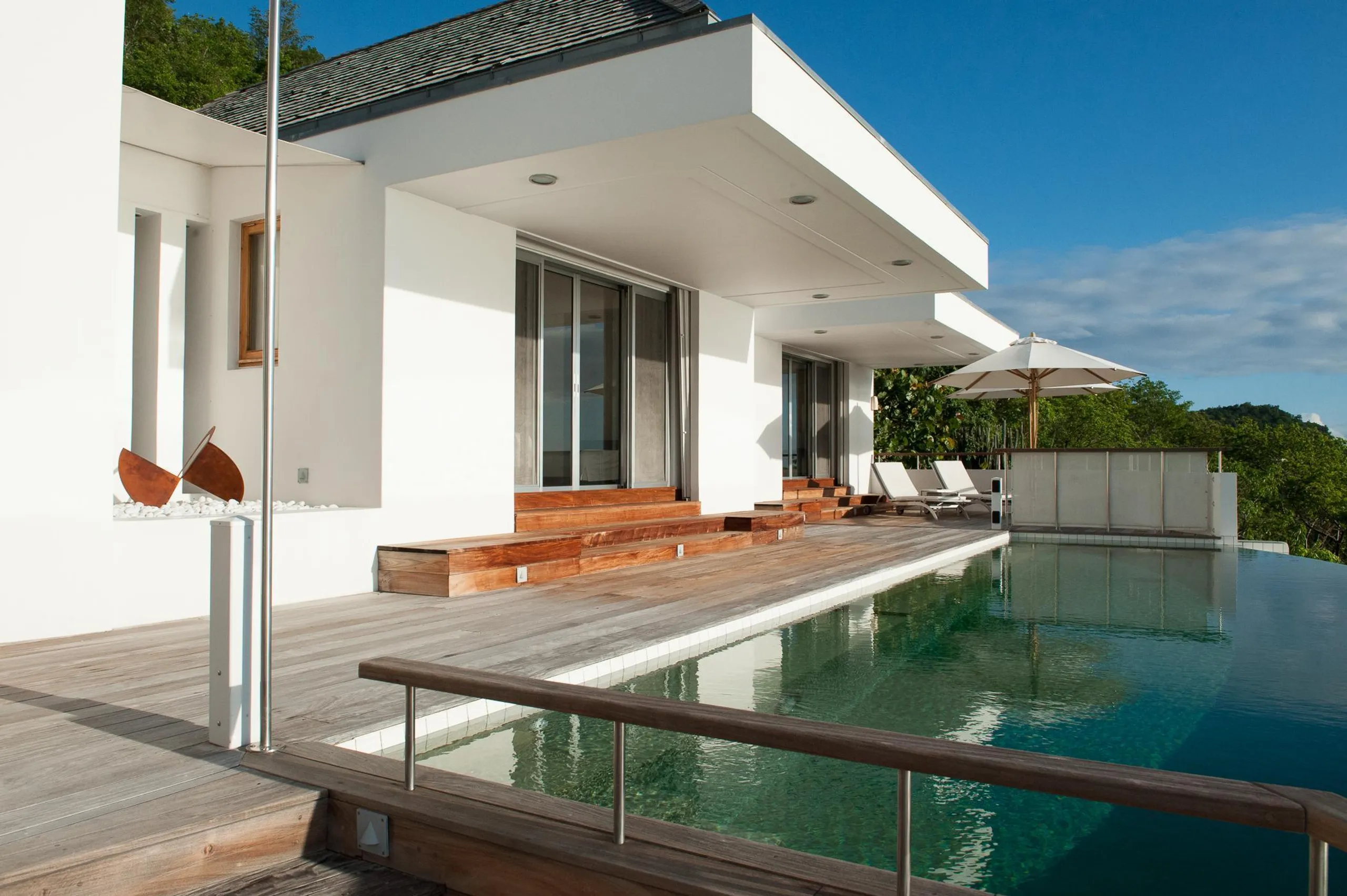 Elegant Oceanside Villa with Infinity Pool and Fitness Room — photograph 2
