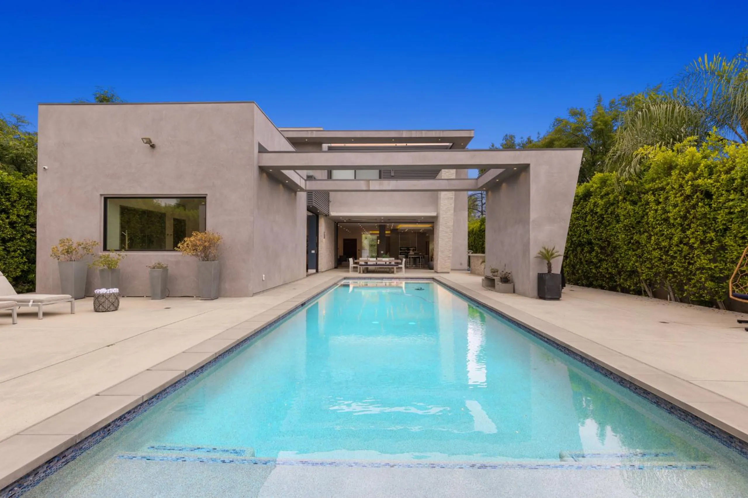 Modern Contemporary Villa with Private Pool and Luxury Lounge — photograph 2