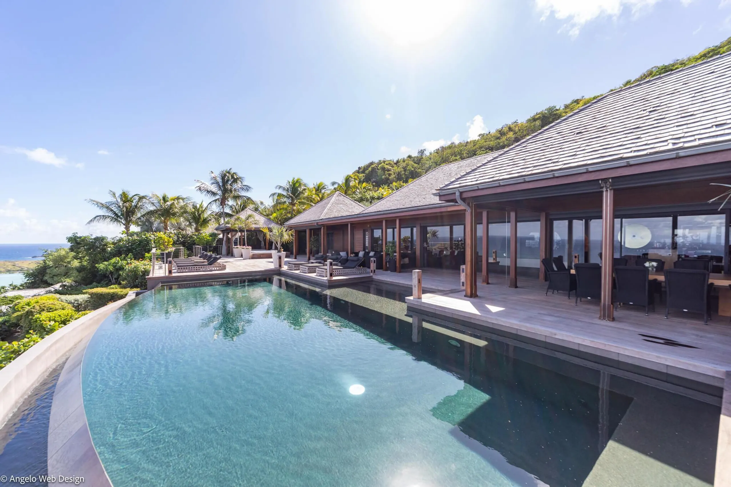 Elegant Hillside Villa with Infinity Pool and Panoramic Views — photograph 5