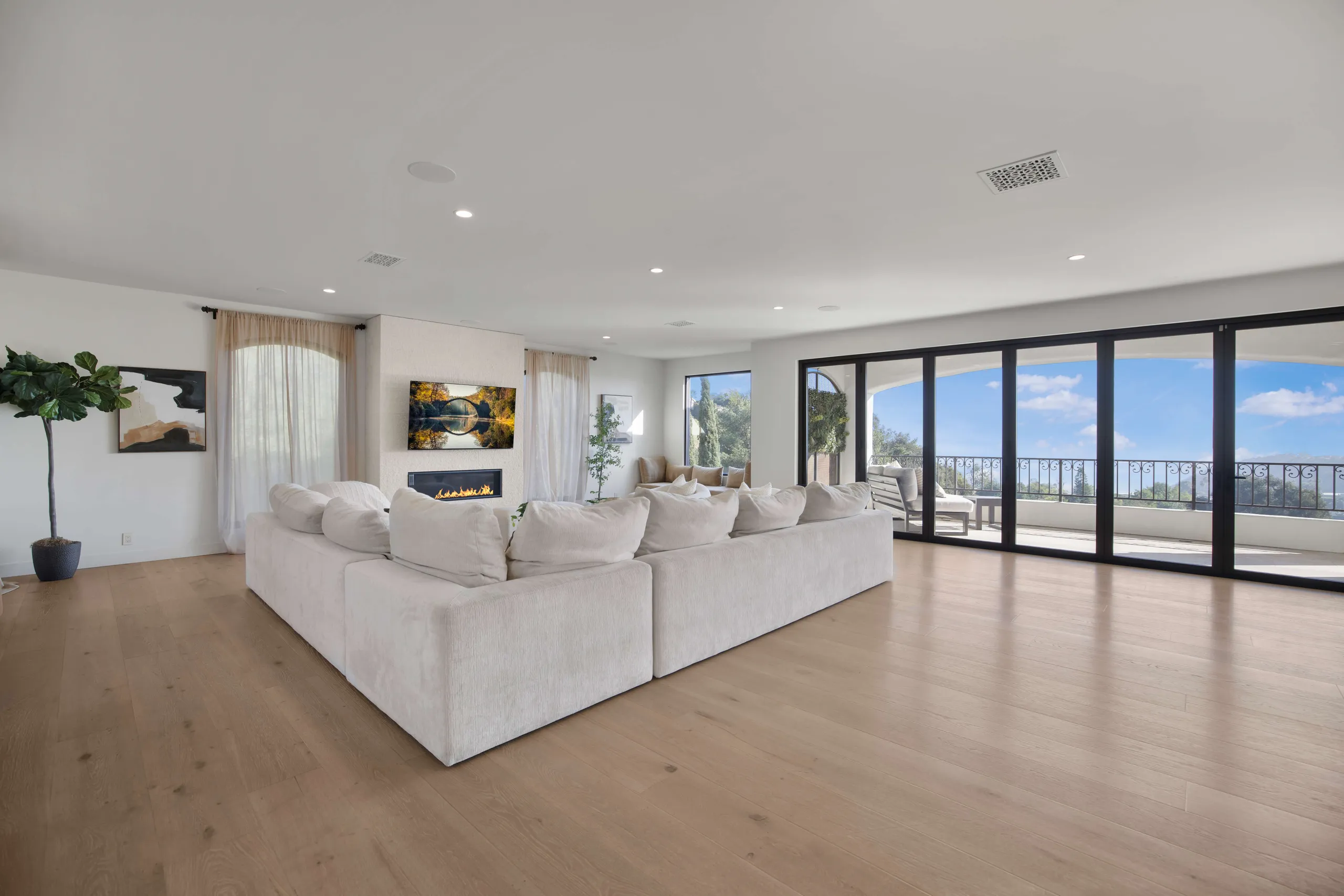 Iconic Mulholland Villa with Pool, Theater & City Views — photograph 7