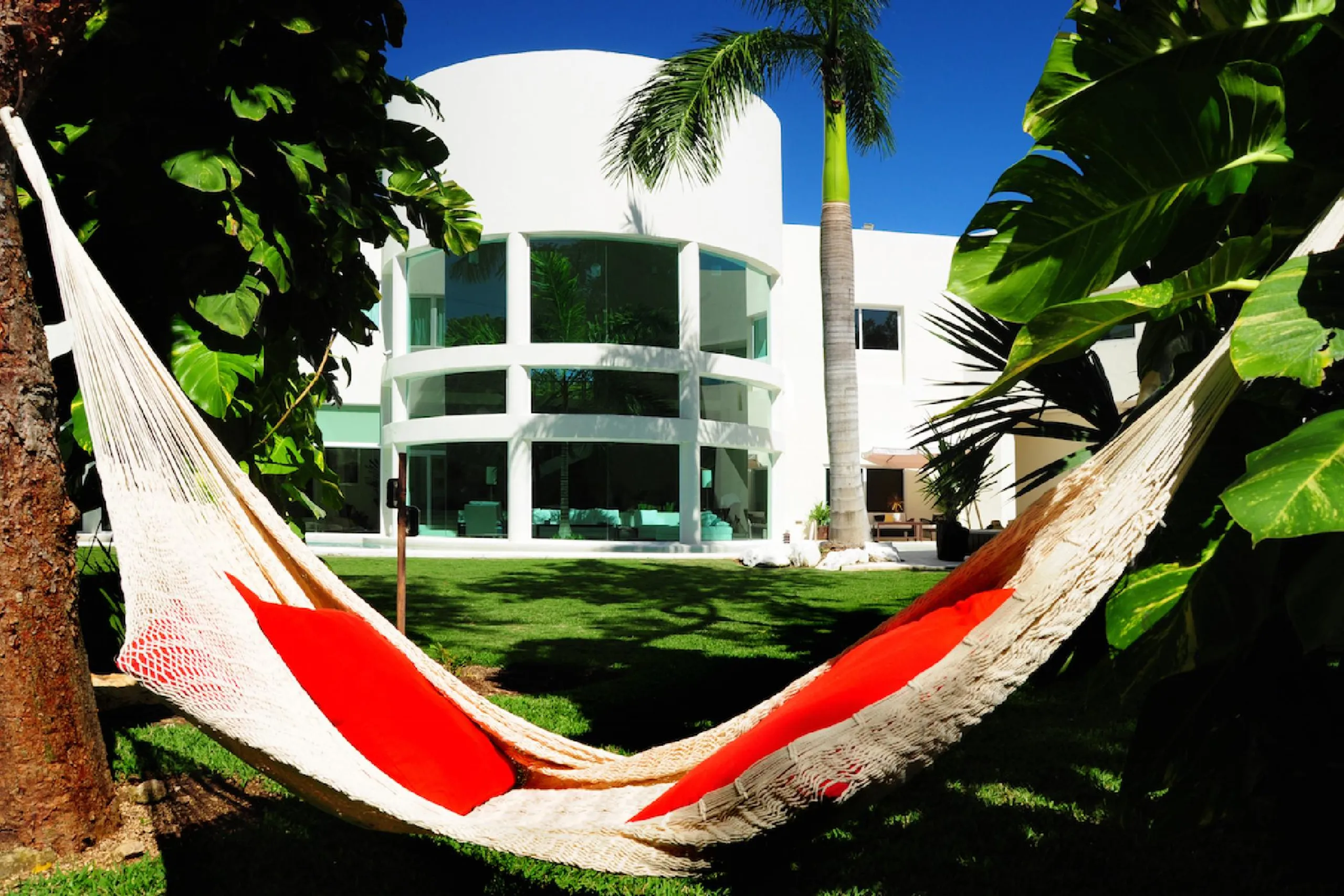 Ultra Modern Architectural Grand Villa with Surrounding Pool — photograph 11