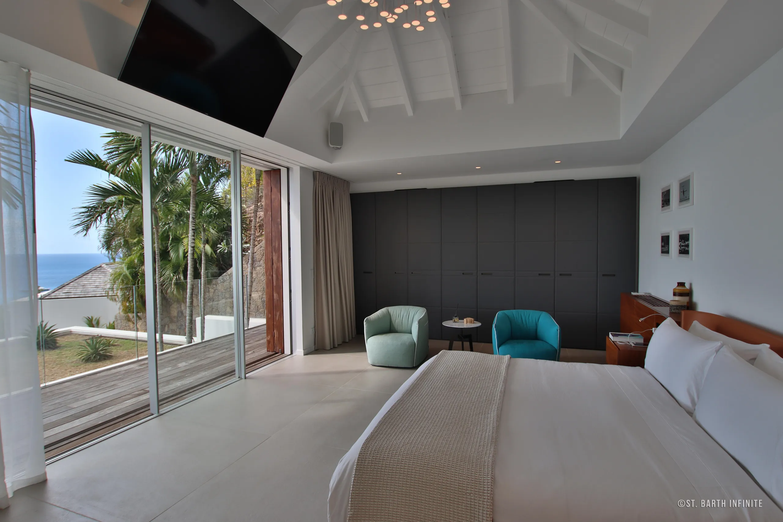 Palatial Oceanview Villa with Infinity Pool — photograph 11