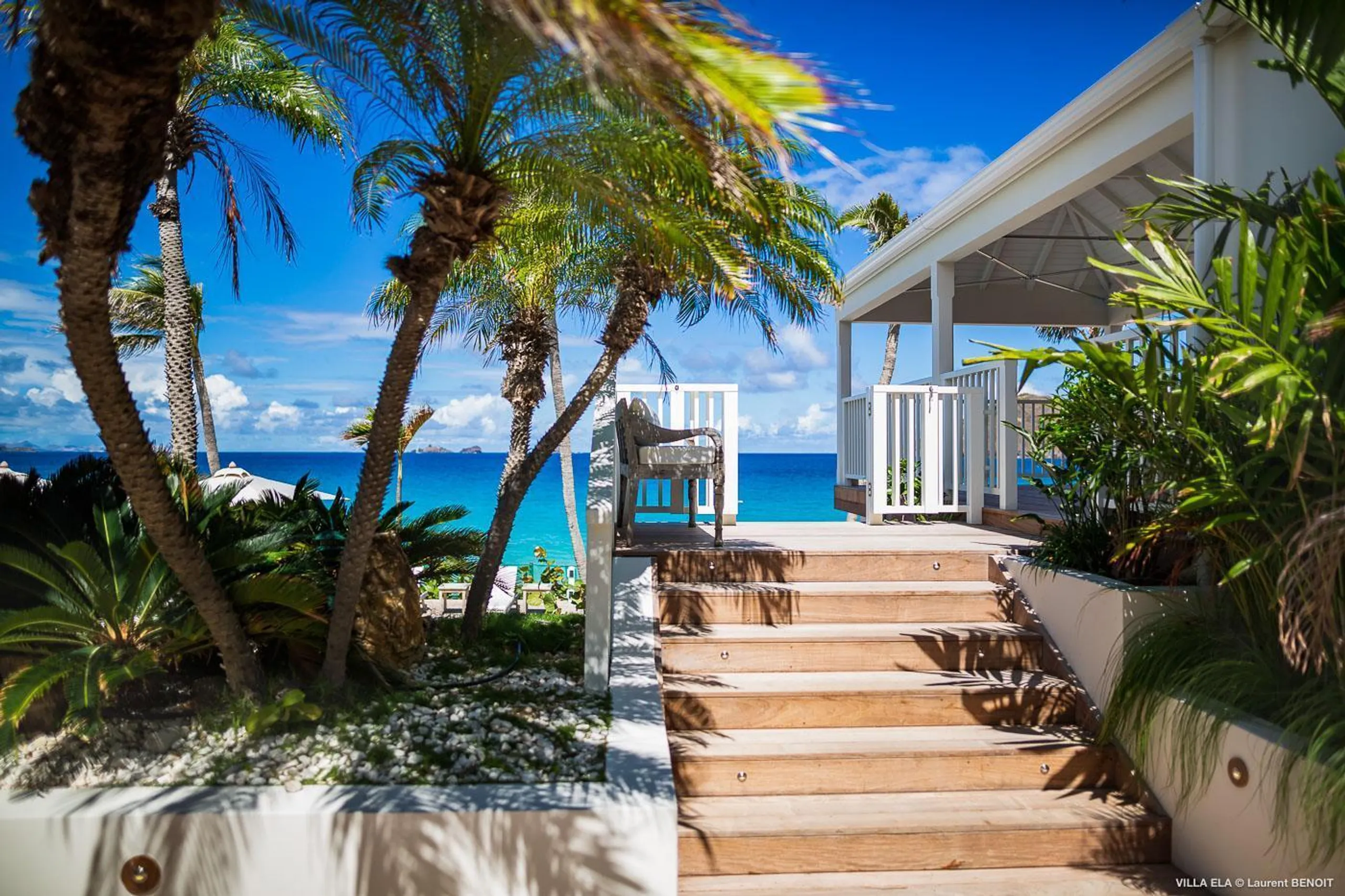 Majestic Beachfront Villa with Tennis Court, Private Pool and Walks to Ocean — photograph 6
