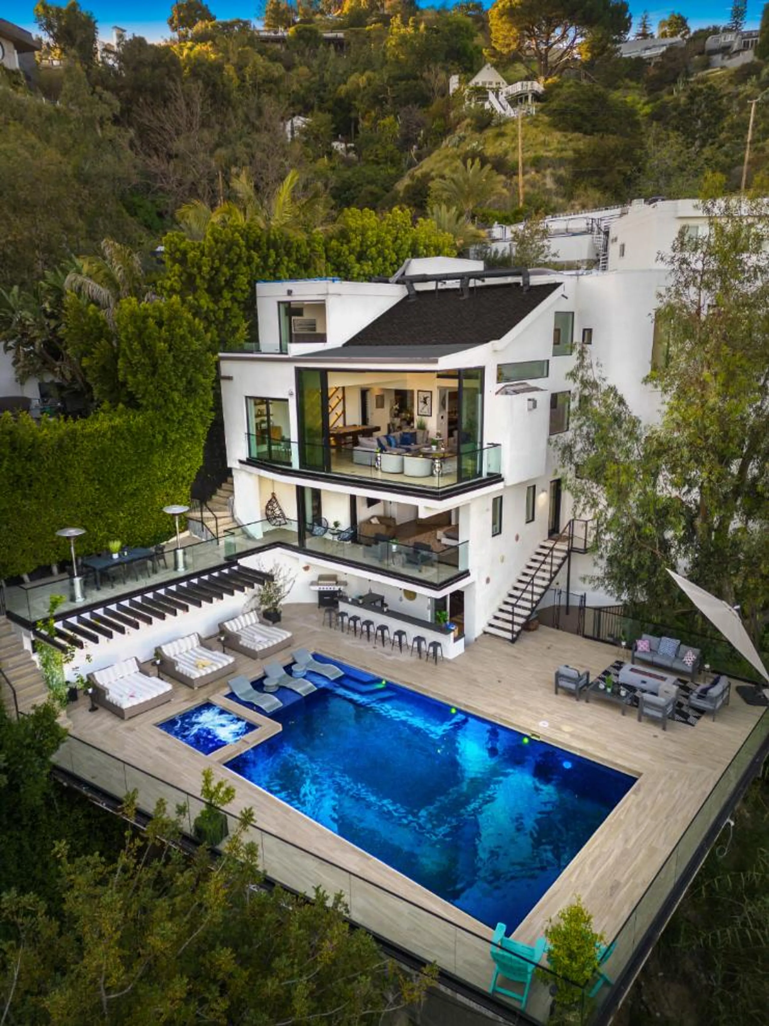 Modern Architectural Villa with Large Pool and City Views, Hollywood Hills