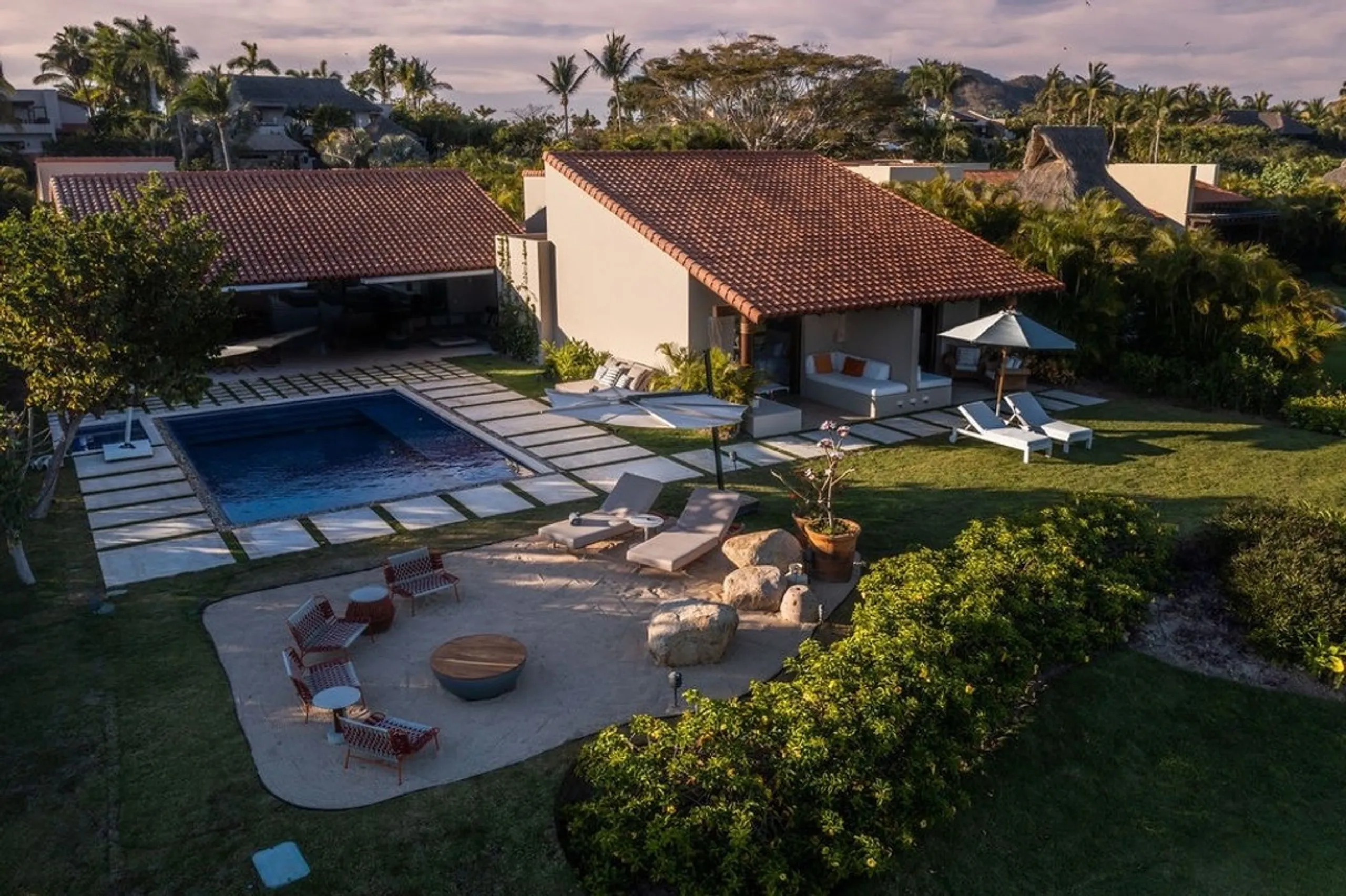 Tranquil Lagos del Mar Villa with Infinity Pool, Jacuzzi & Ocean Views — photograph 2