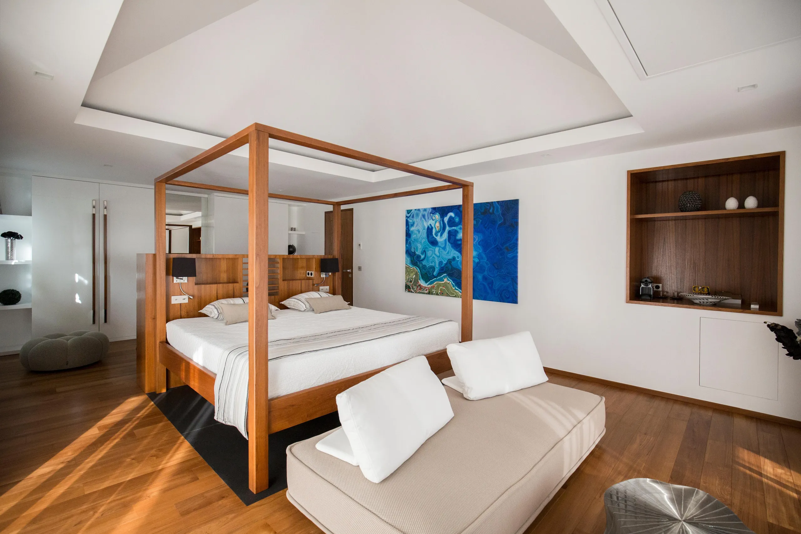 Refined Modern Oceanside Villa with Infinity Pool and Fitness Room — photograph 6
