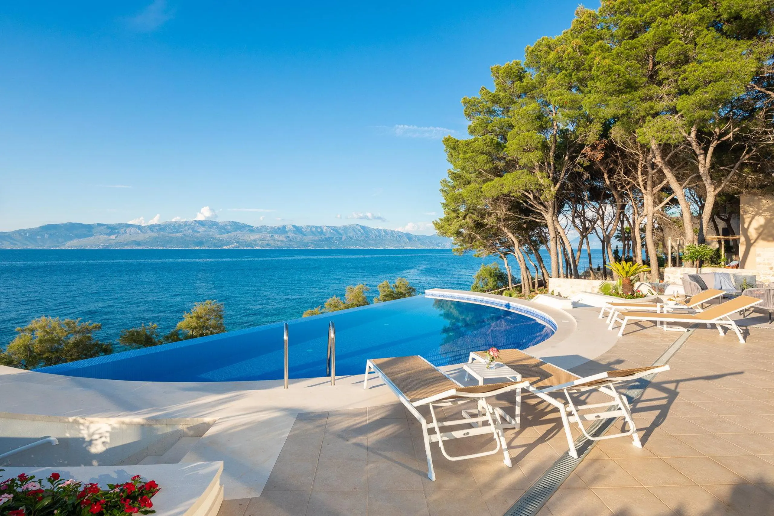Magnificent Beachfront Villa with Infinity Pool on Brac Island, Sutivan