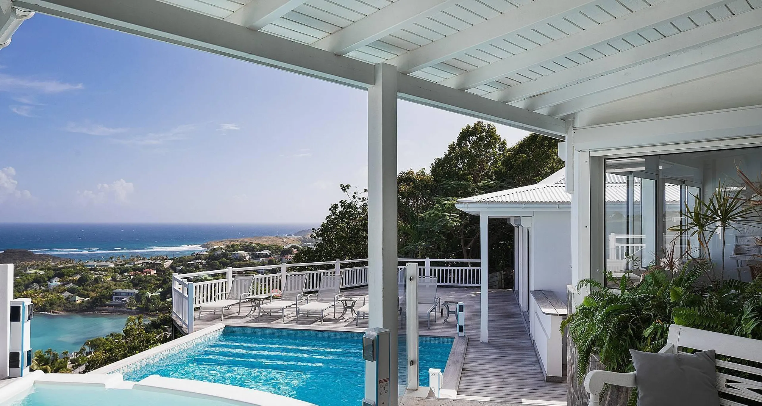 Stunning Seaside Retreat with Private Pool and Walks to the Beach — photograph 4
