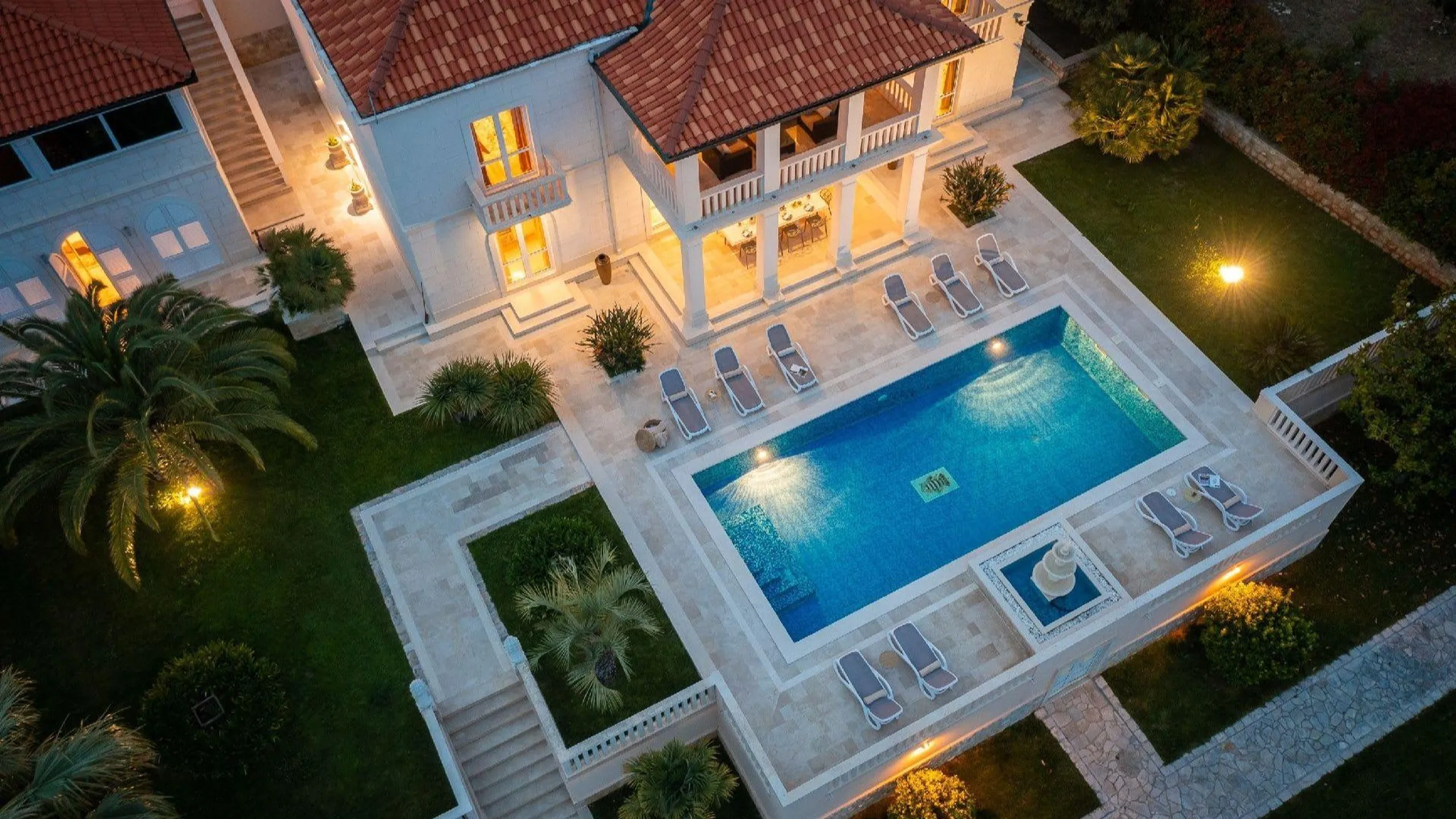 Captivating Coastal Villa with Invigorating Pool — photograph 3