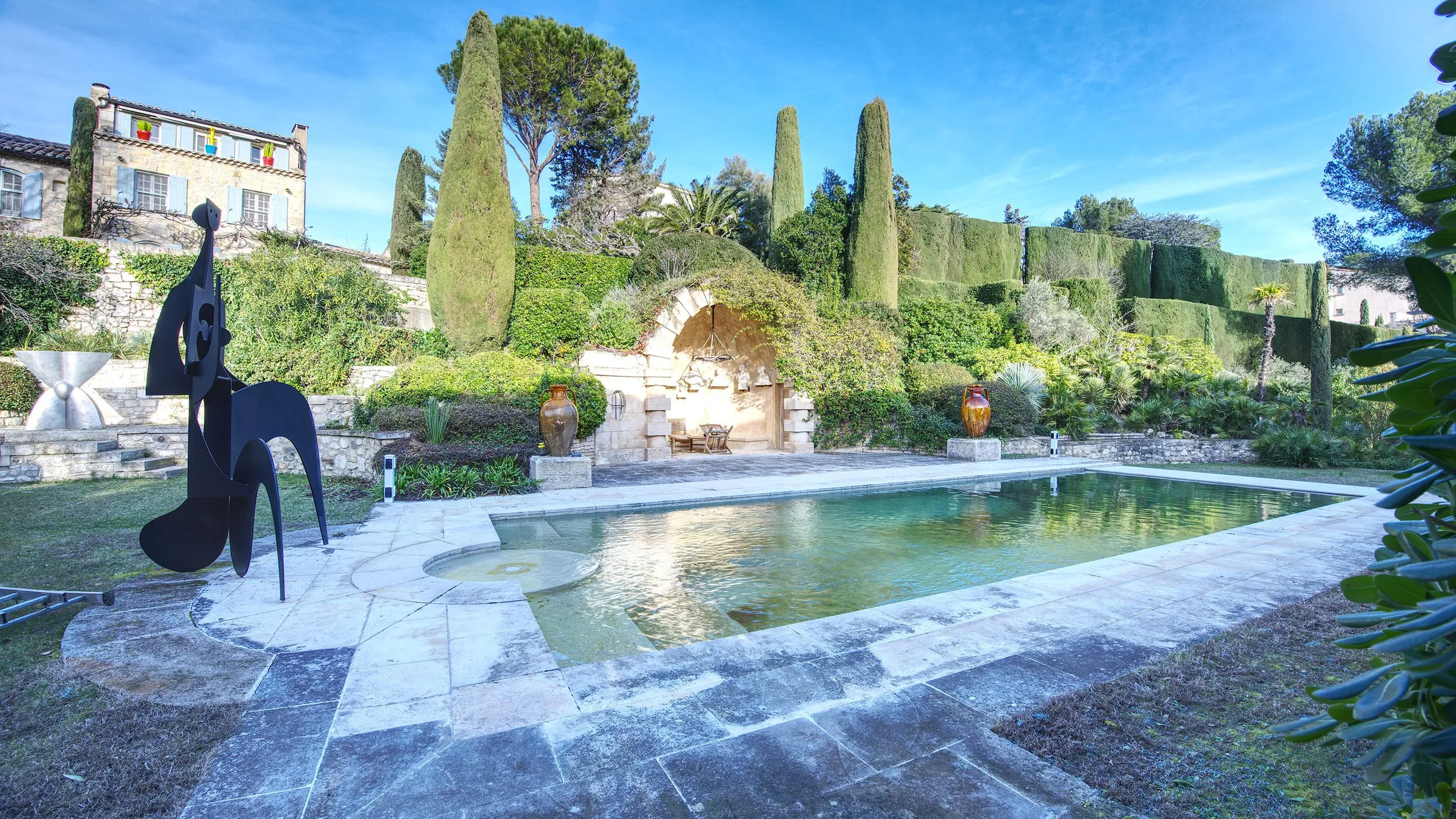 Villa setting in Maussane Les Alspilles