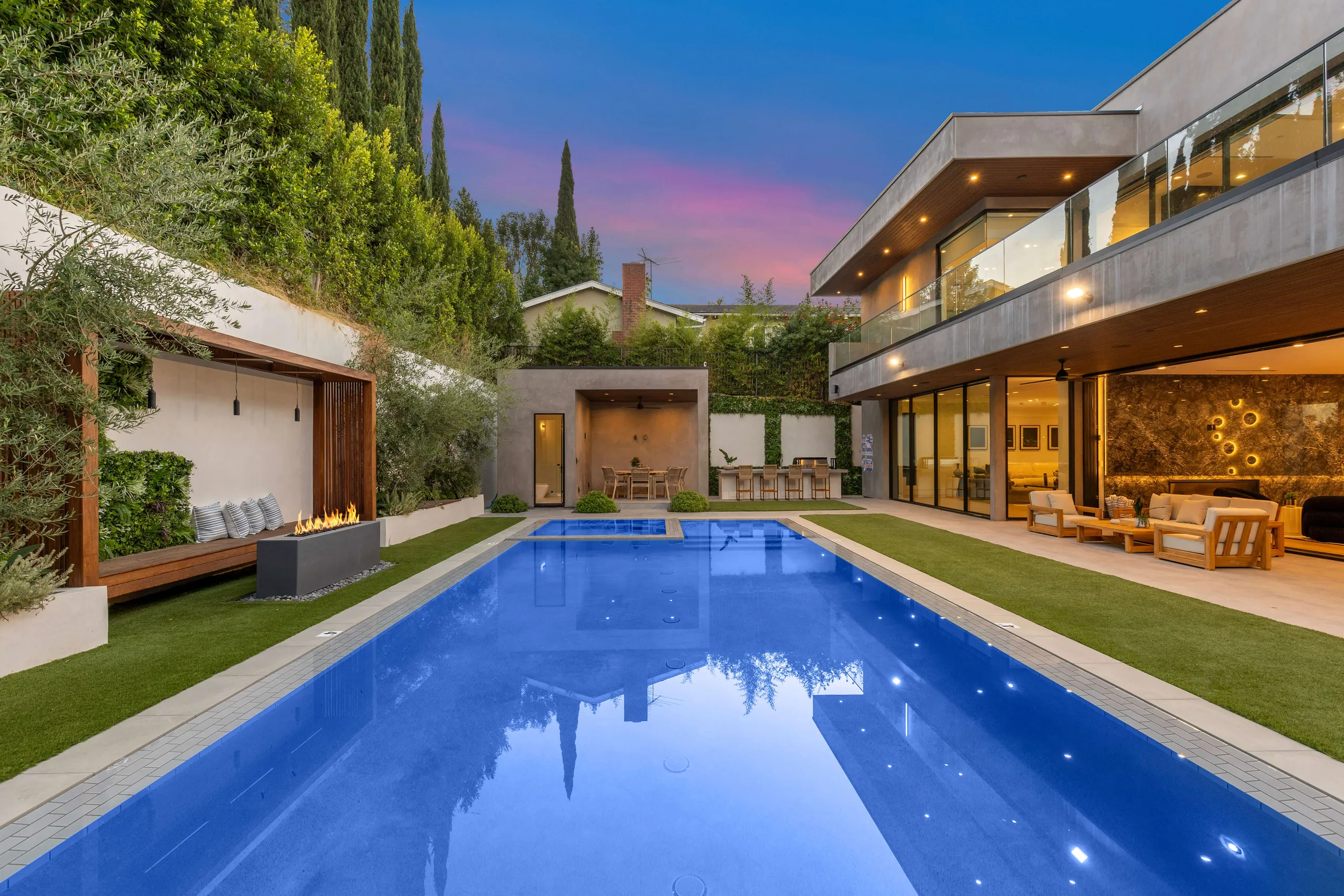Ultra Modern LA Luxury Estate with Grand Pool and Entertainment Area — photograph 3