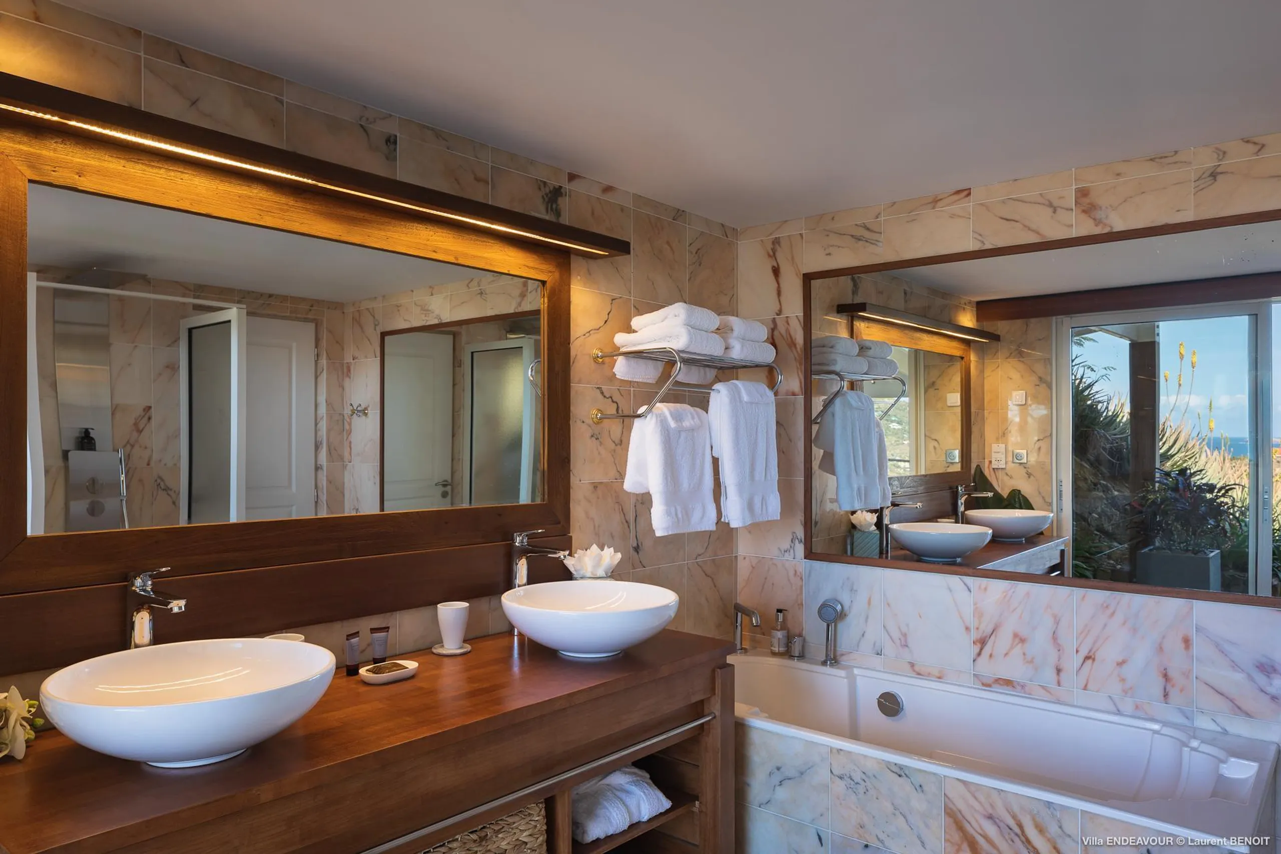 Stately Seaside Villa with Private Pool, Jacuzzi, and Fitness Room — photograph 12