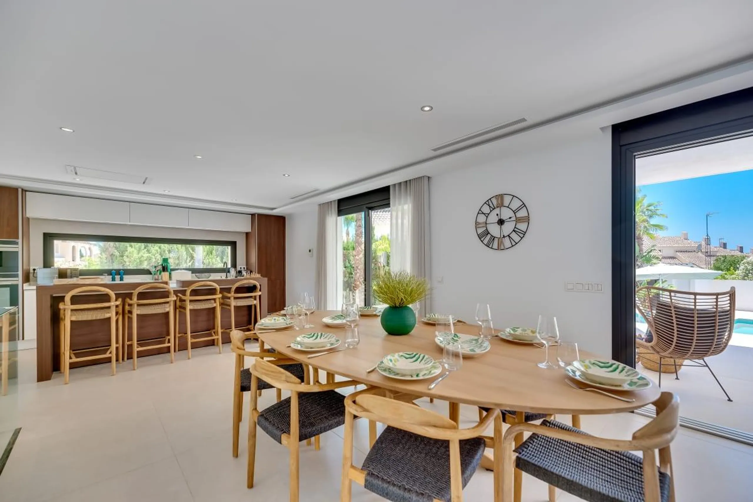 Contemporary Modern Estate with Private Pool and Breathtaking Panoramic Views — photograph 5
