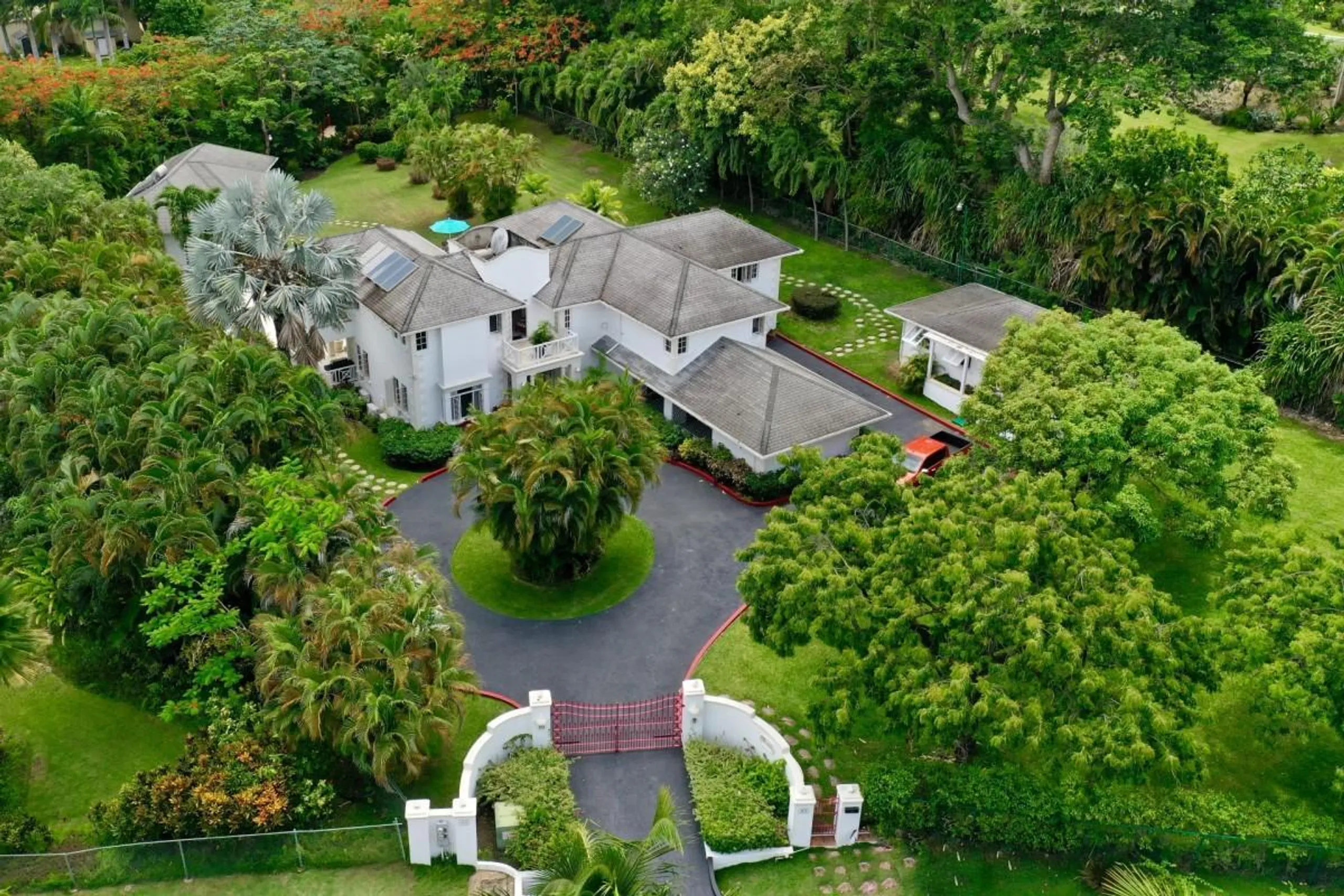Classical Barbados Beach Villa with Private Pool and Beach Club Access — photograph 5