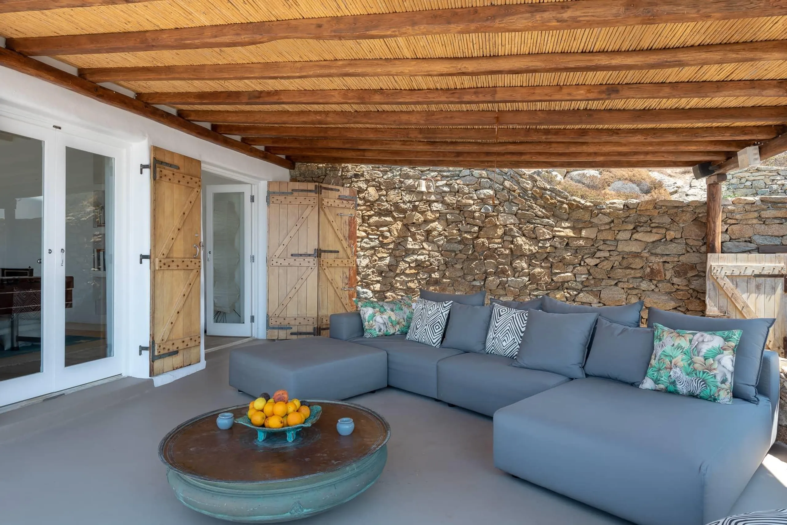 Statuesque Seaview Villa in Mykonos with Waterfalling Pool and Jacuzzi — photograph 9