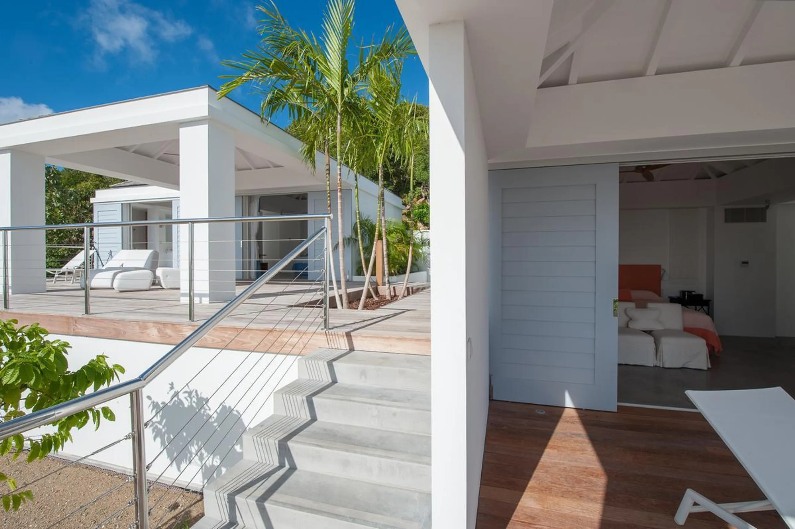 Exquisite Seaside Villa with Private Pool and Home Gym — photograph 6