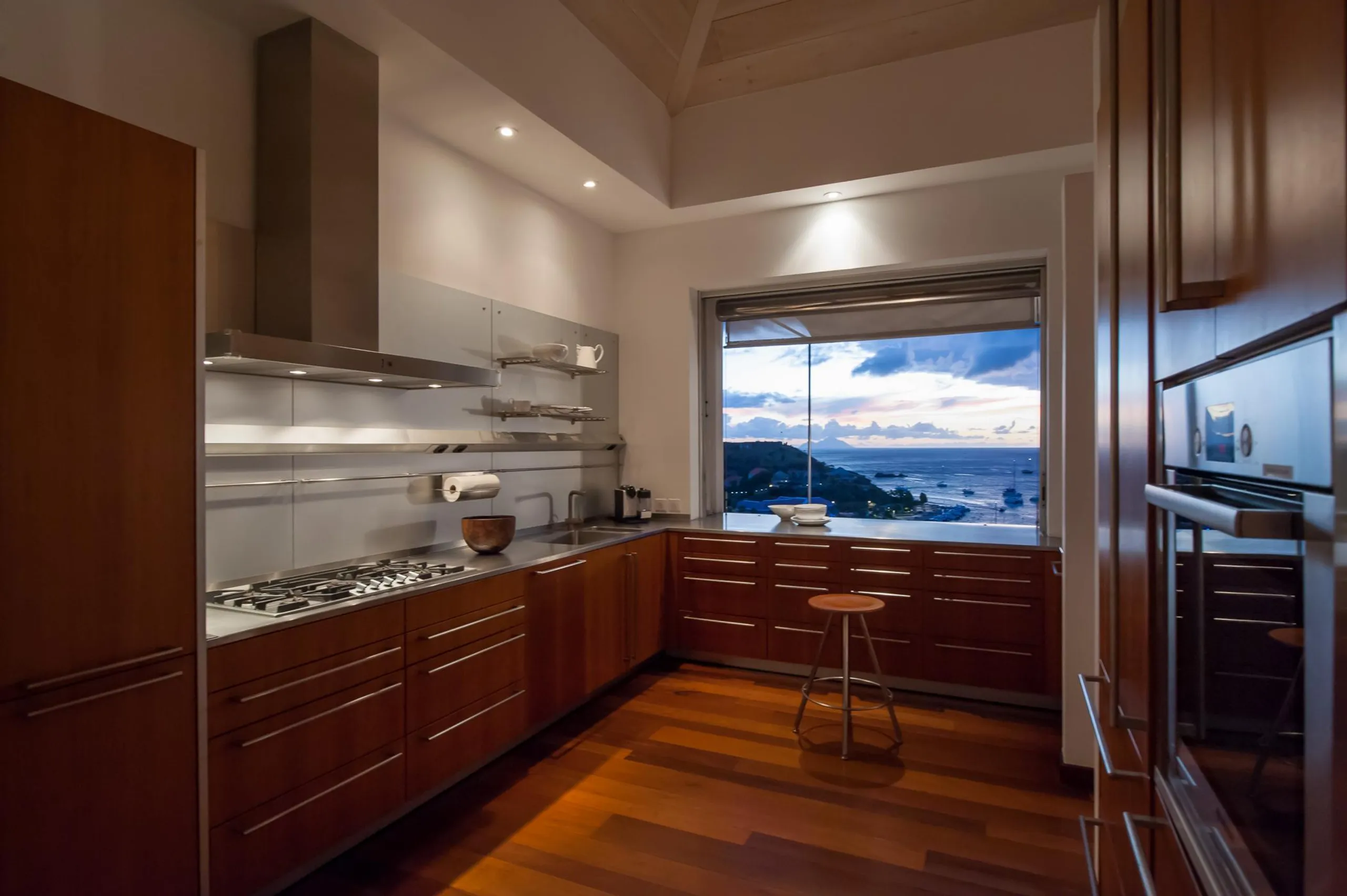 Elegant Oceanside Villa with Infinity Pool and Fitness Room — photograph 12