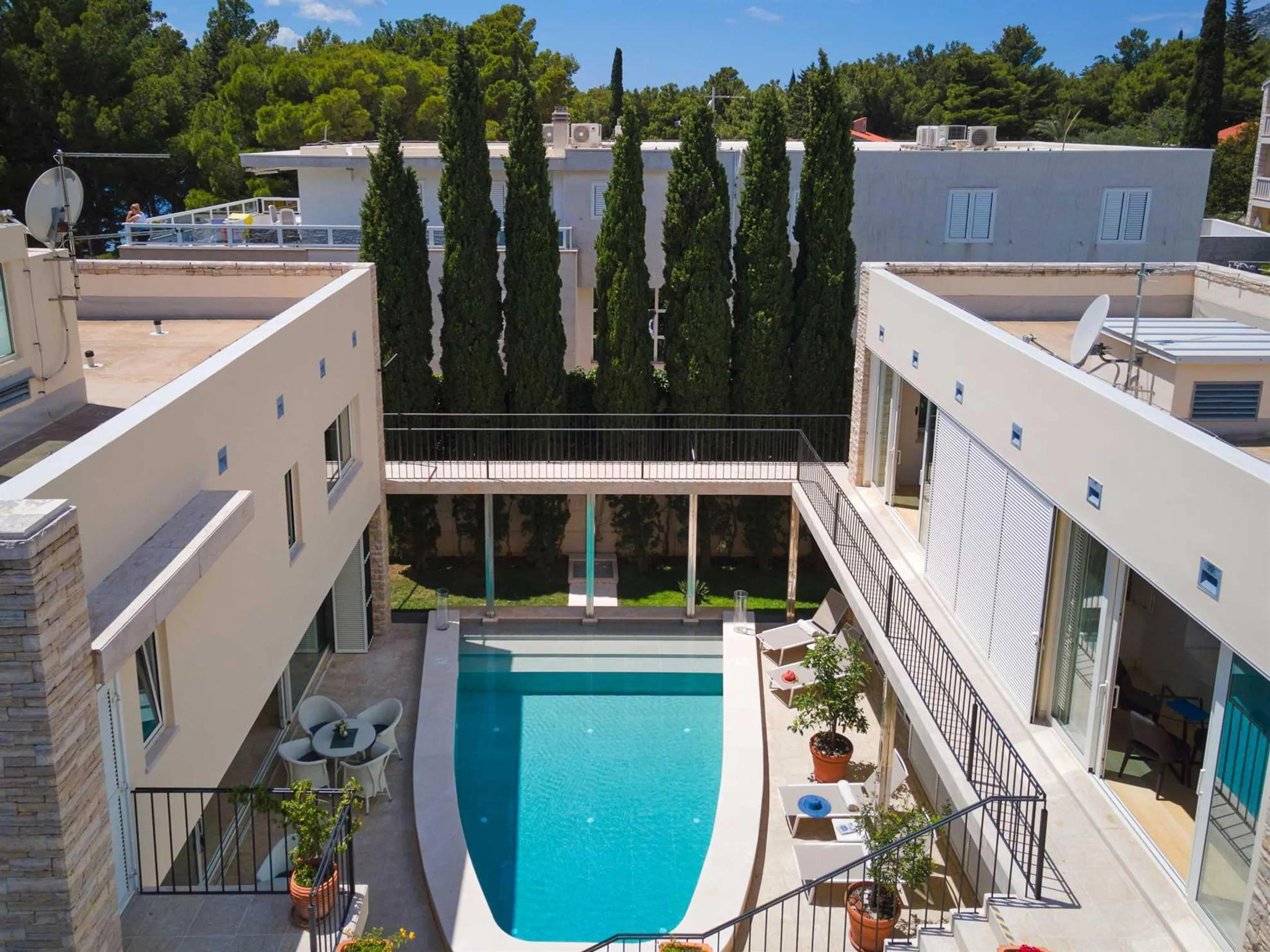 Breathtaking 6 Bedroom Villa with Private Pool and Lush Surroundings — photograph 9