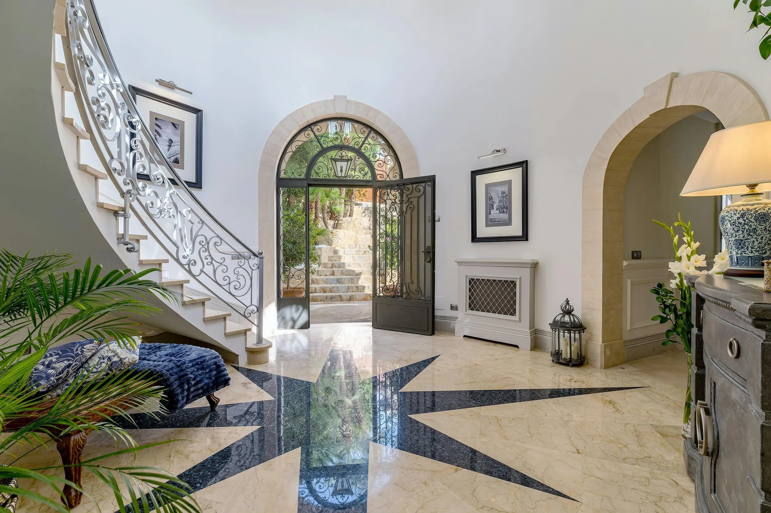 Elegant Six-Bedroom Villa with Terraces, Sea Access and 360° Views — photograph 11