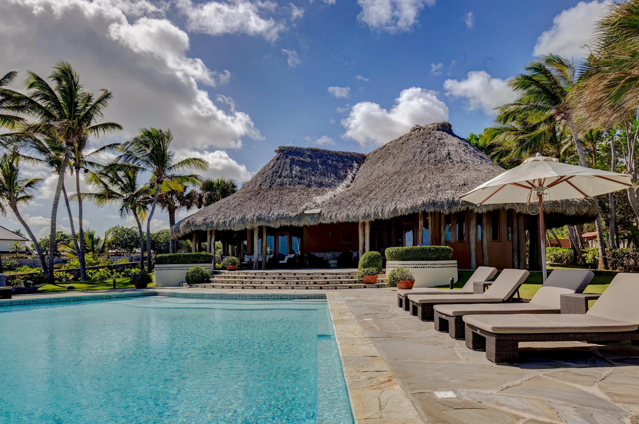 Splendid Waterfront Villa with Private Infinity Pool, and Stunning Sea Views — photograph 2