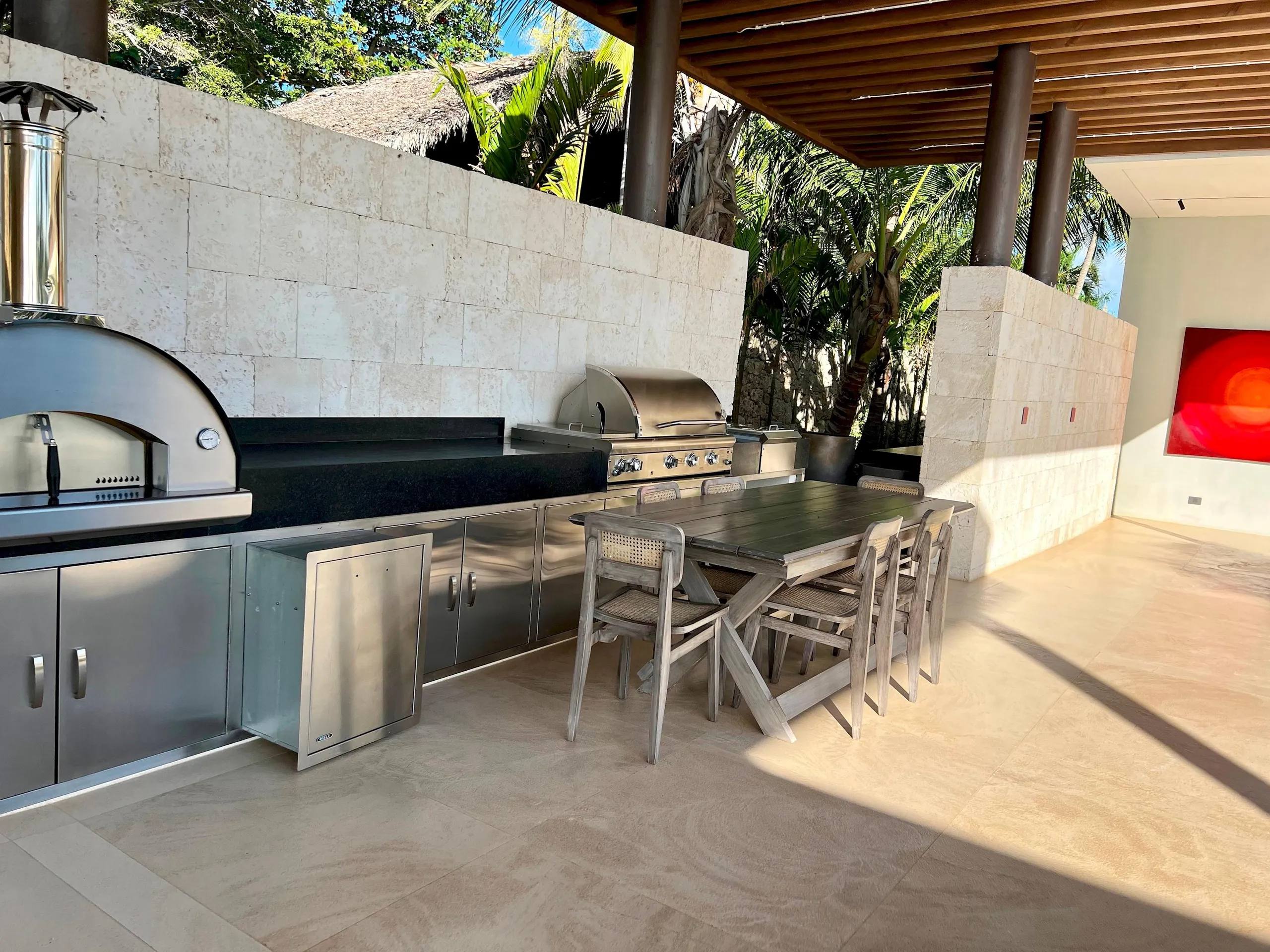 Glamorous Seaside Estate with Infinity Pool and Walks to Beach — photograph 7