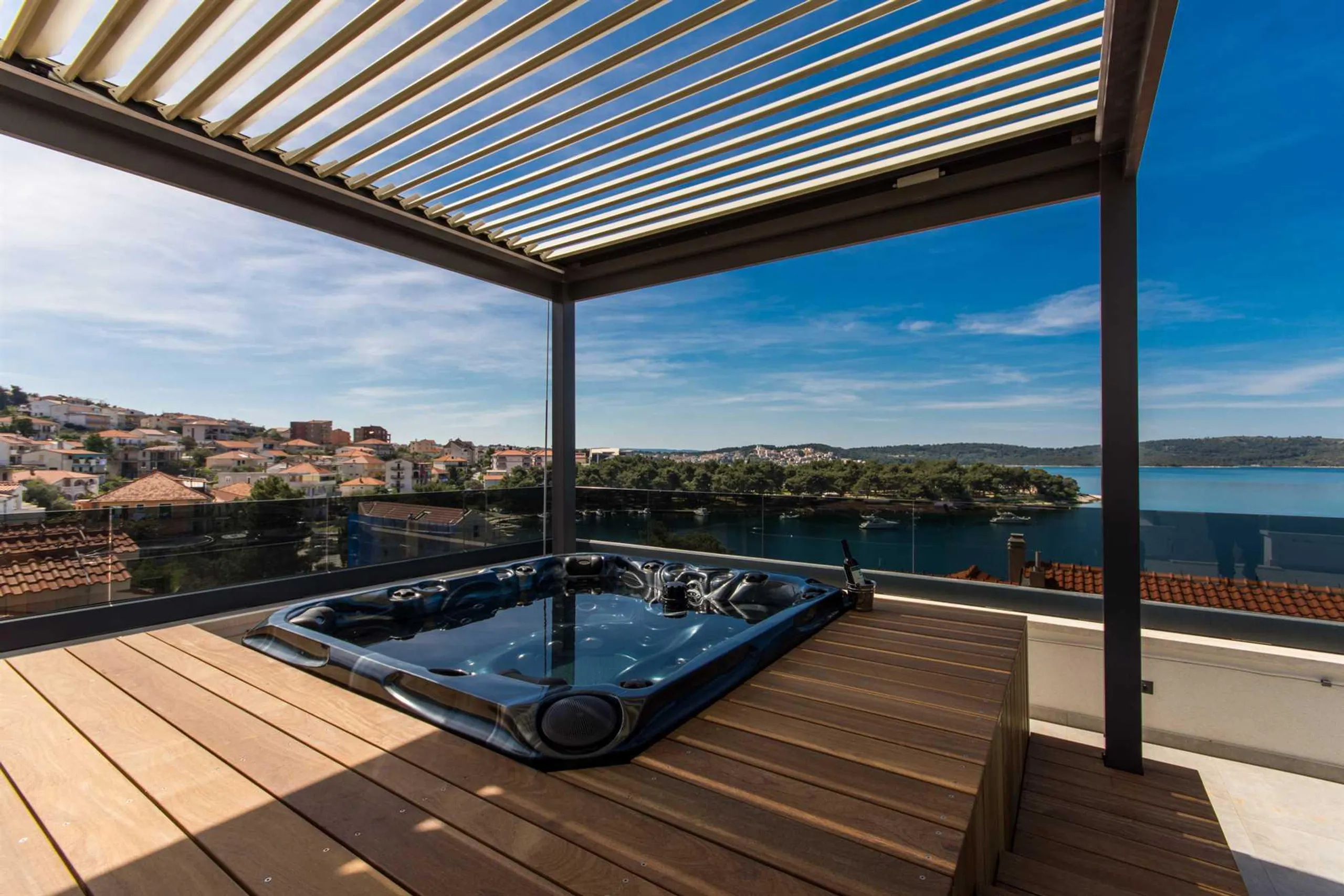 Spacious Villa with Rooftop Terrace and Jacuzzi in Trogir — photograph 4