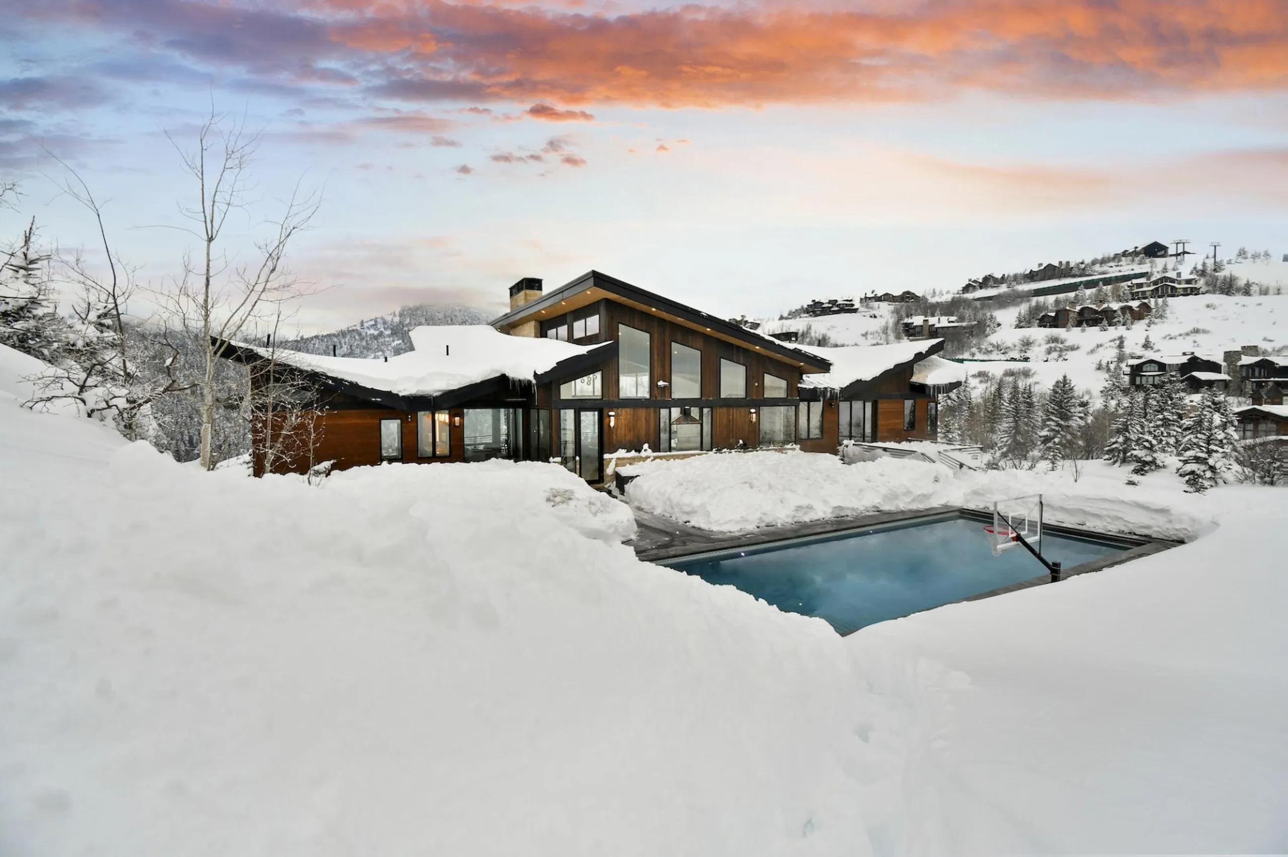 Contemporary Deer Crest Ski In-Ski Out Chalet with Heated Pool and Hot Tub — photograph 4