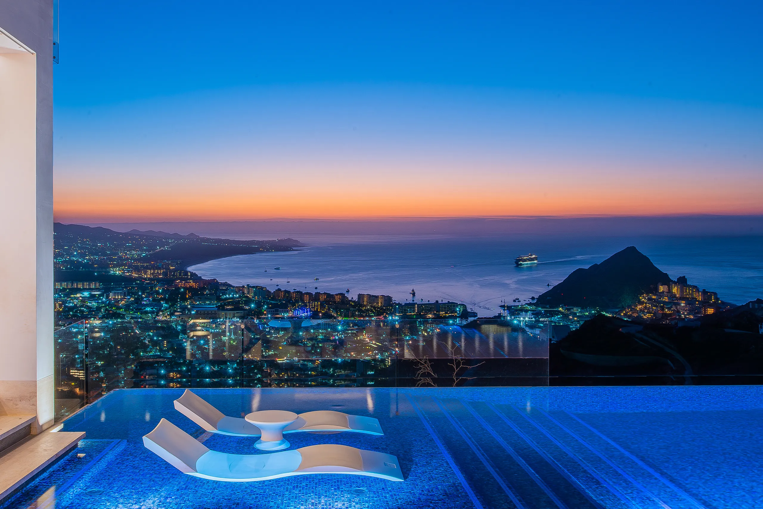 Modern Architectural Estate with Infinity Pool and Spectacular Ocean Views — photograph 3