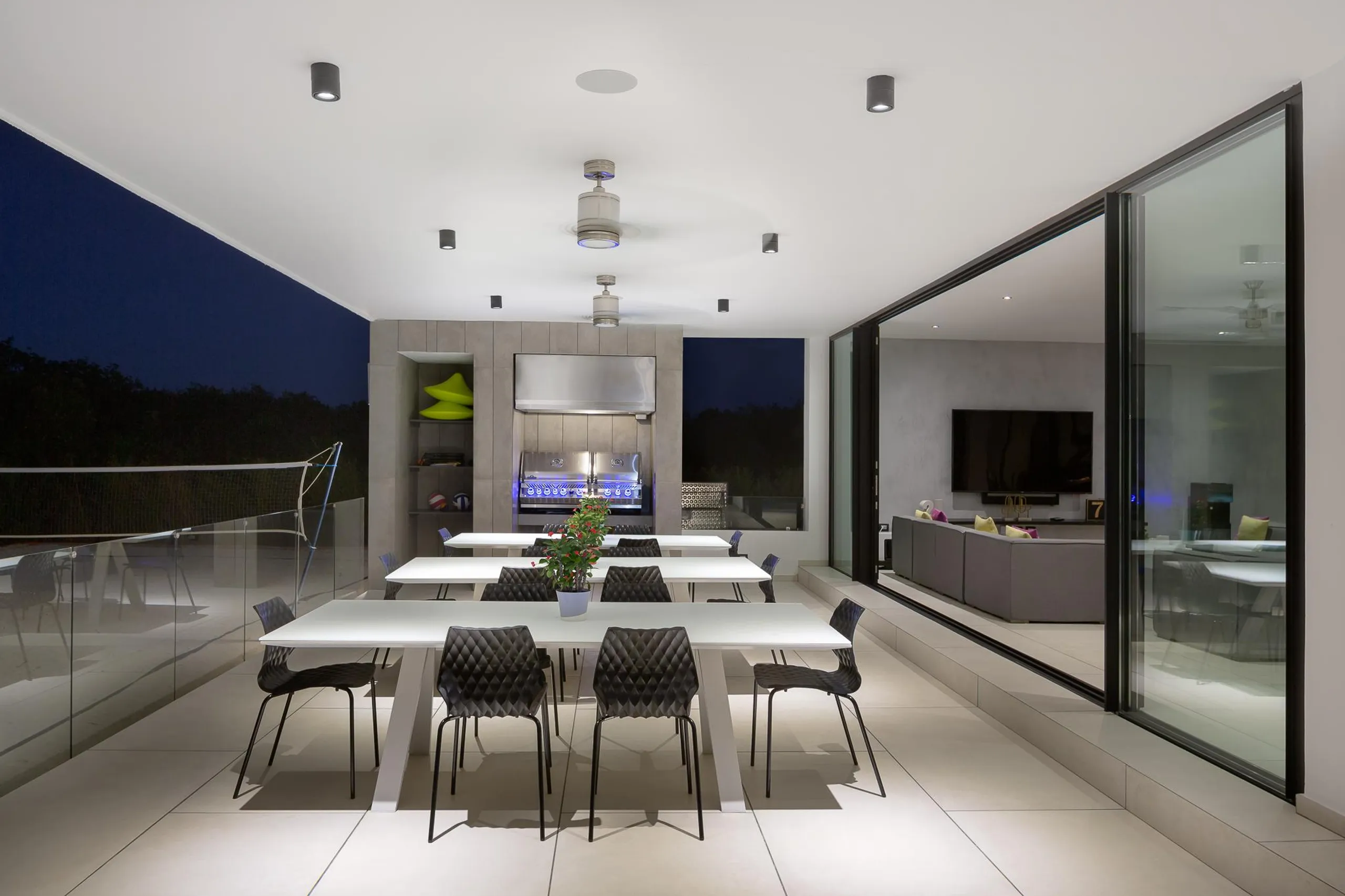 Minimalist Modern Villa with Private Pool and Luxurious Comfort — photograph 12
