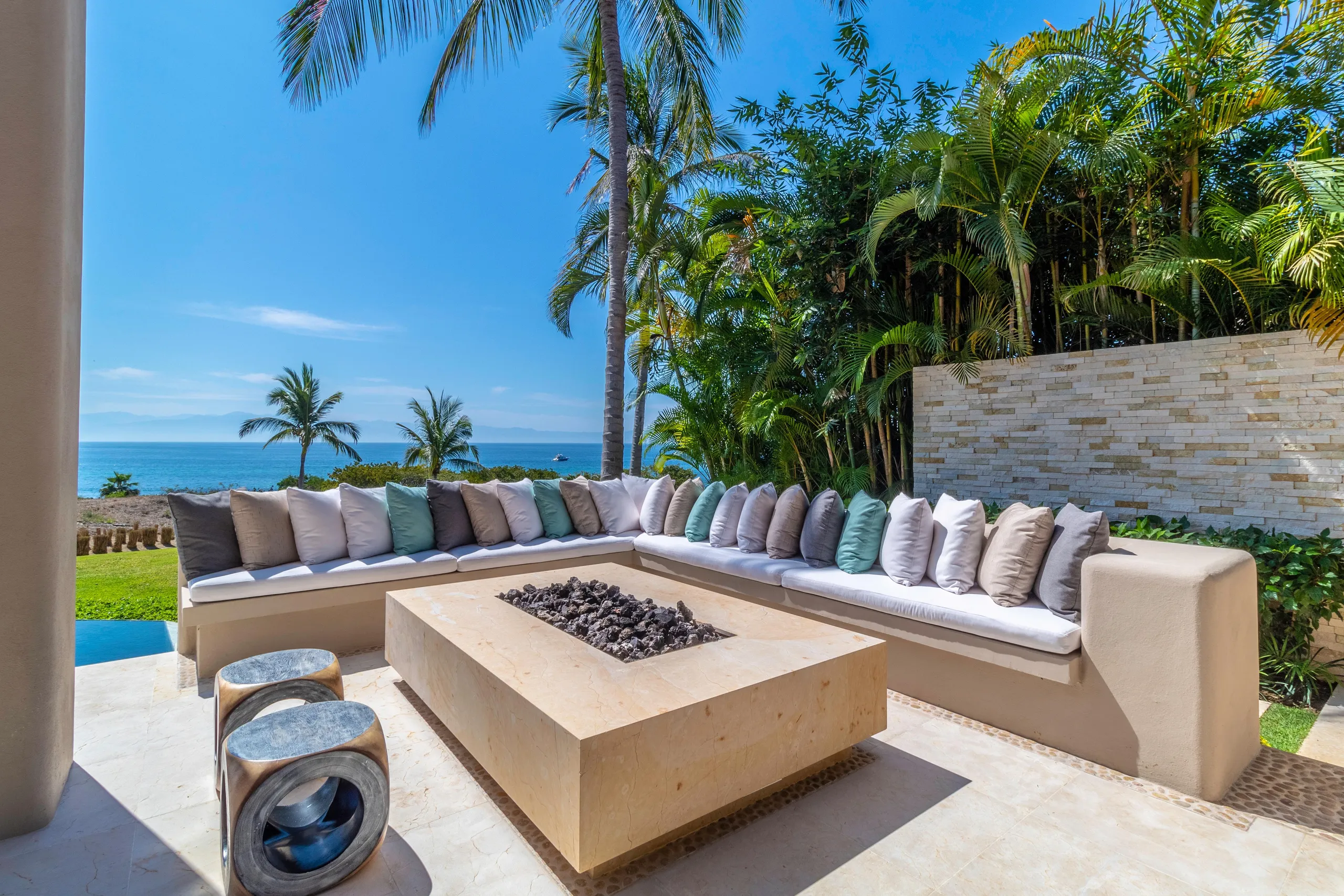 El Encanto Spanish Oasis with Infinity Pool and Ocean Views — photograph 6