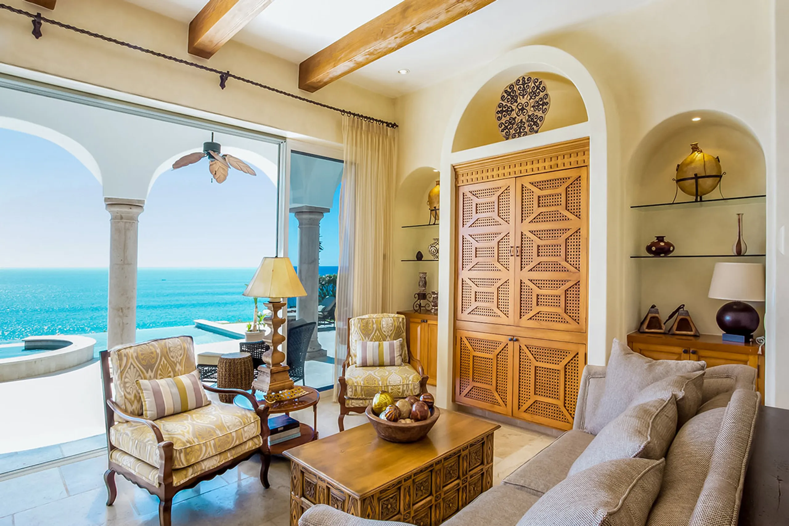 Sumptuous Five Bedroom Villa with Private Pool and Unobstructed Views — photograph 7