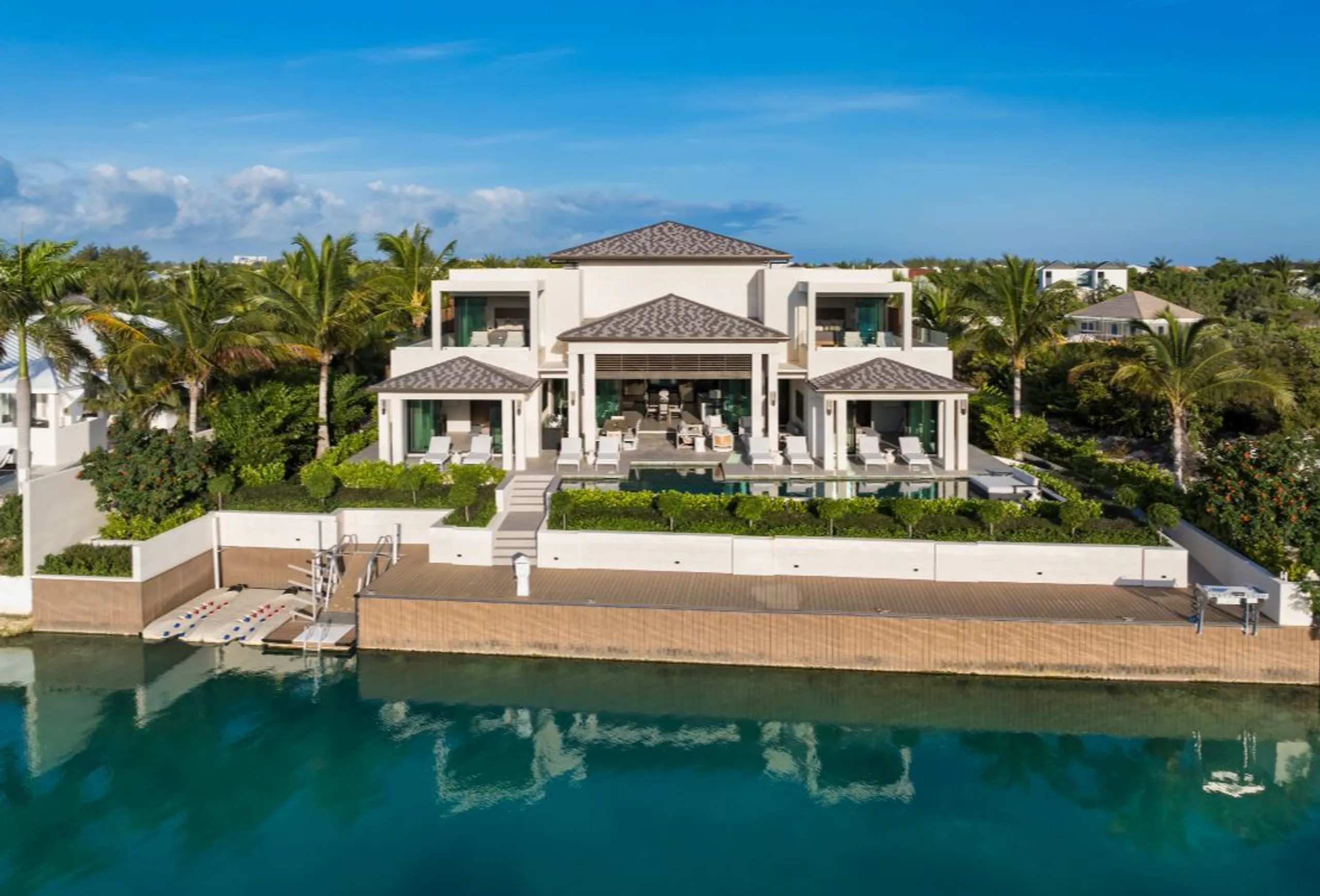Elegant 7-Bedroom Villa with Infinity Pool, and Stunning Canal Views — photograph 3