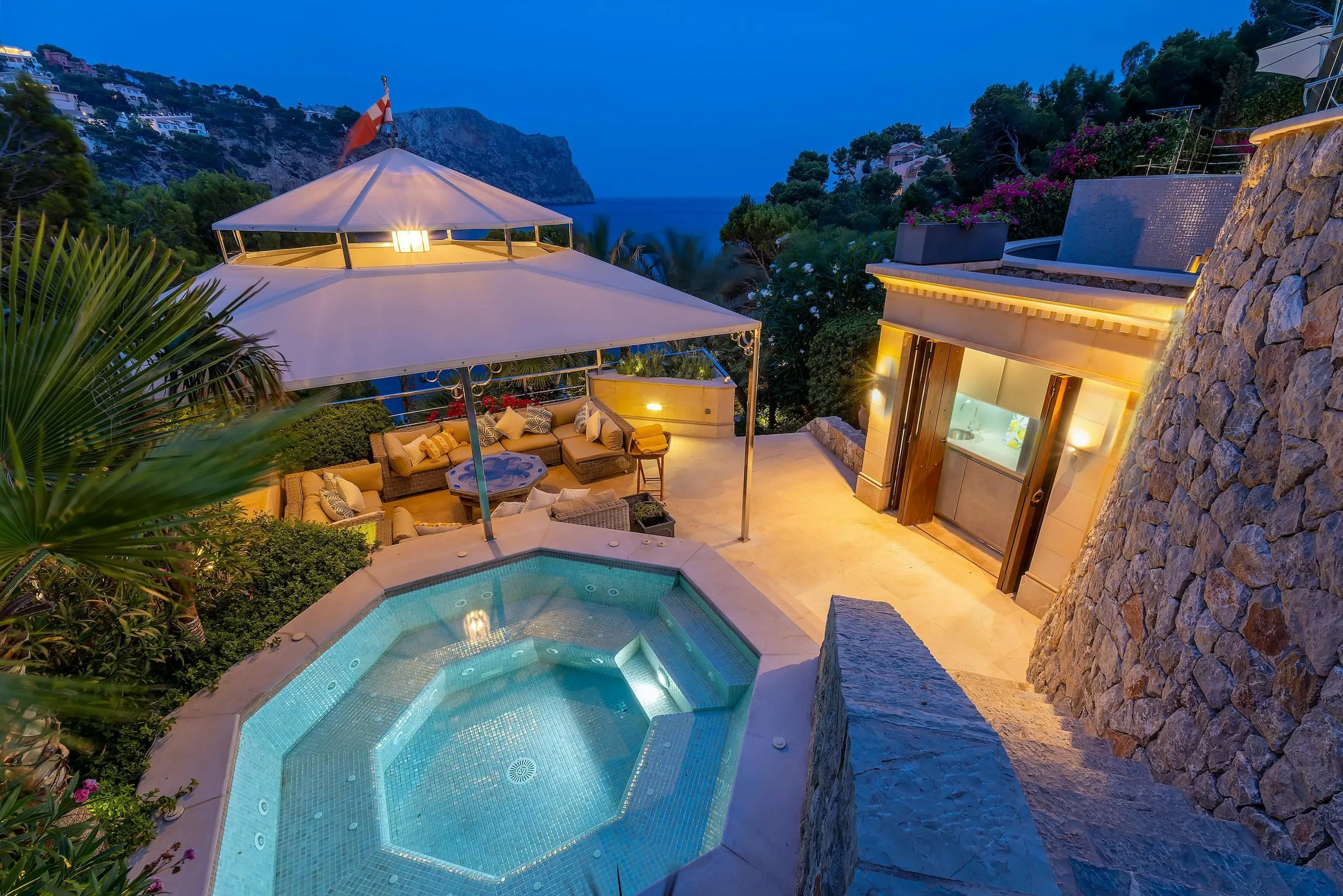 Elegant Six-Bedroom Villa with Terraces, Sea Access and 360° Views — photograph 8