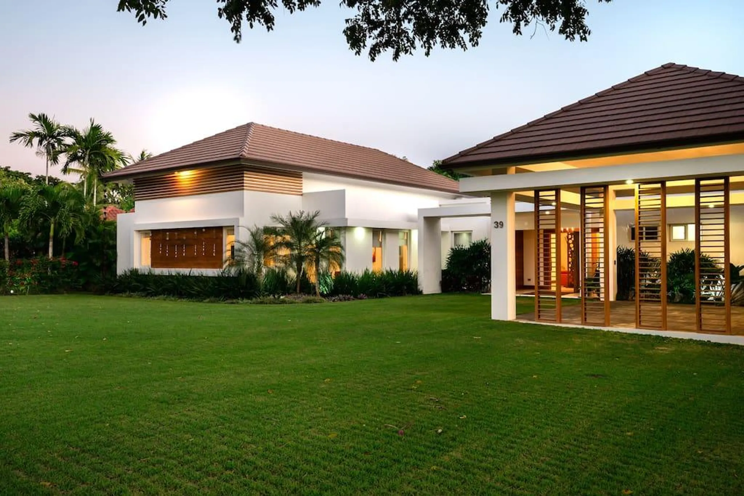 Relaxing La Ramana Estate with Private Pool, Jacuzzi, and Lush Garden Grounds — photograph 2
