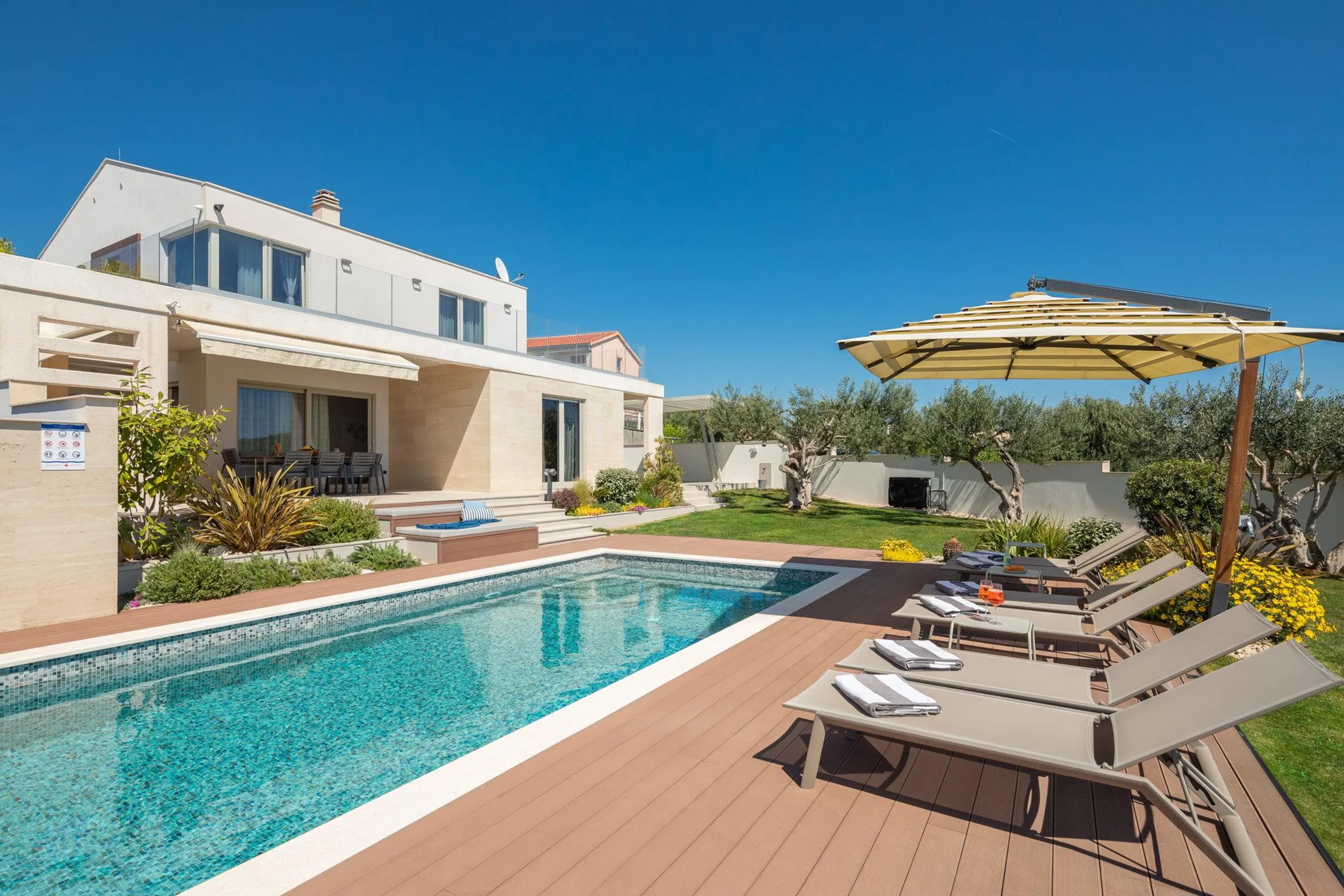 Modern Oasis with Heated Pool in Primosten and Luxurious Comfort — photograph 3