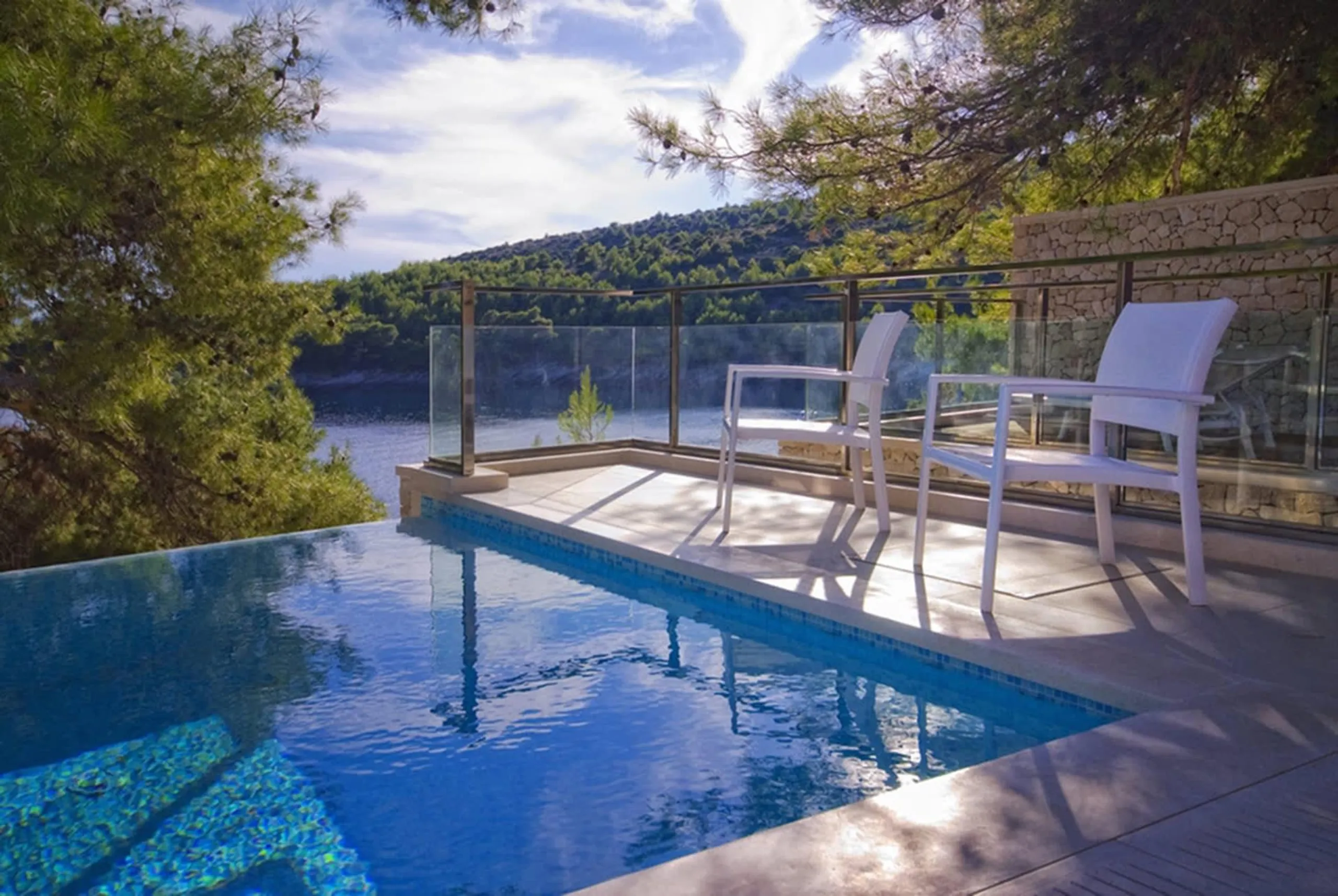 High End Waterfront Villa With Jacuzzi — photograph 2