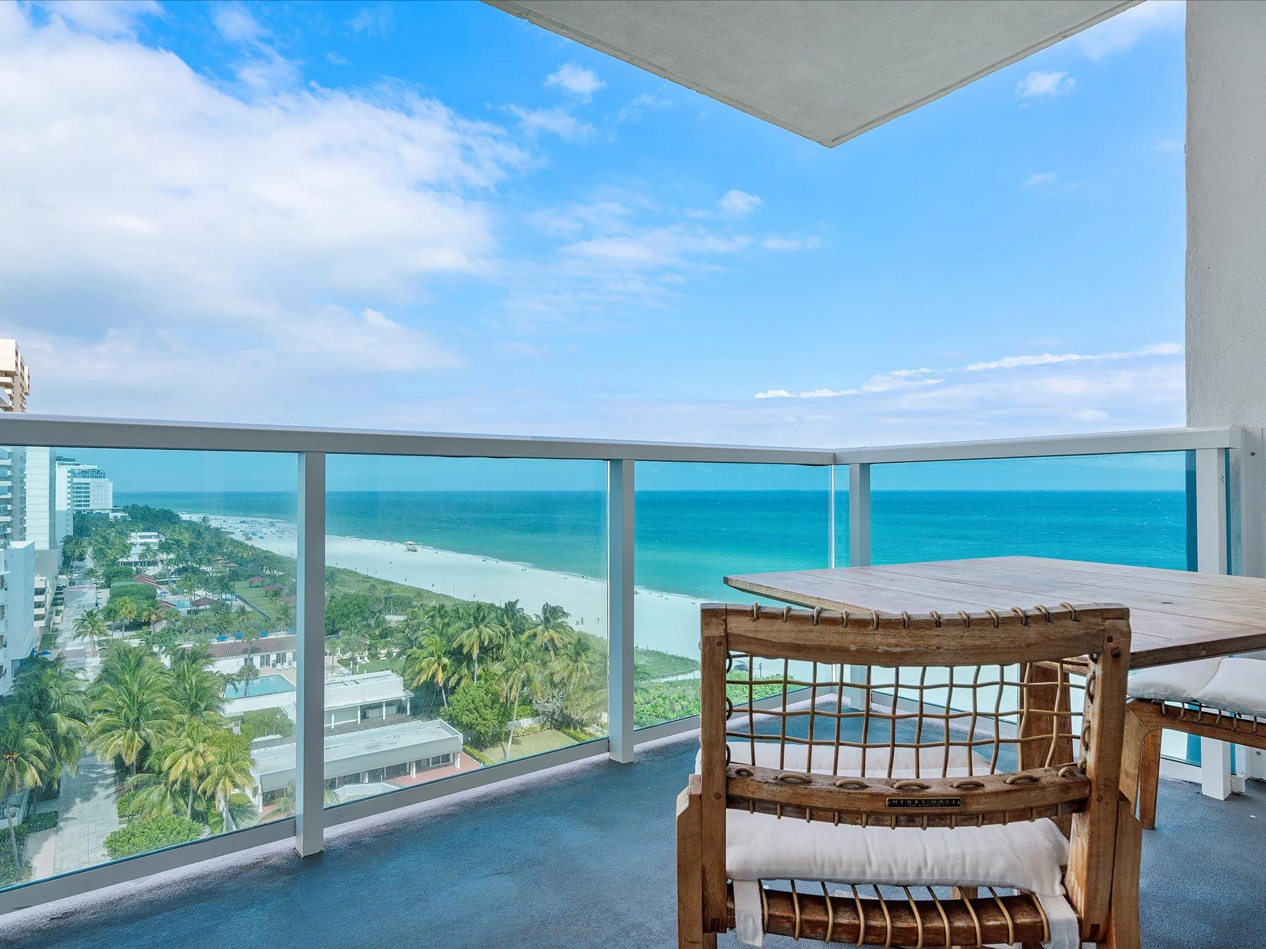Deluxe Beachfront Retreat with Sun Deck — photograph 2