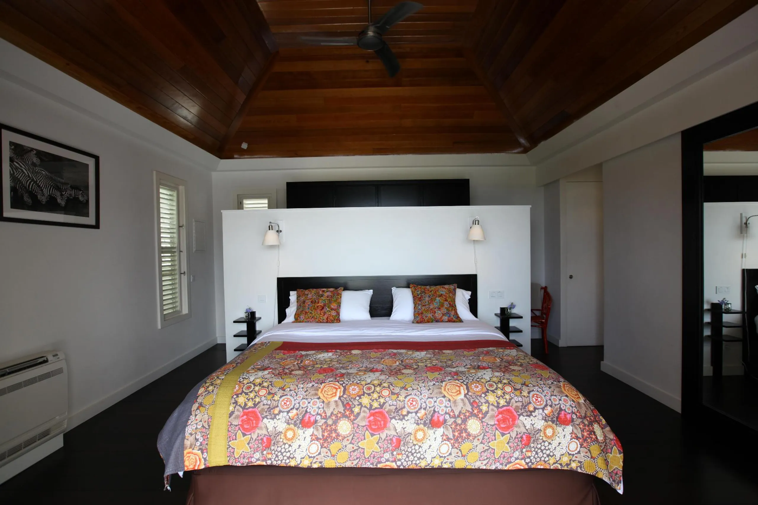 Graceful Tropical St. Jean Villa with Infinity Pool and Ocean Views — photograph 8