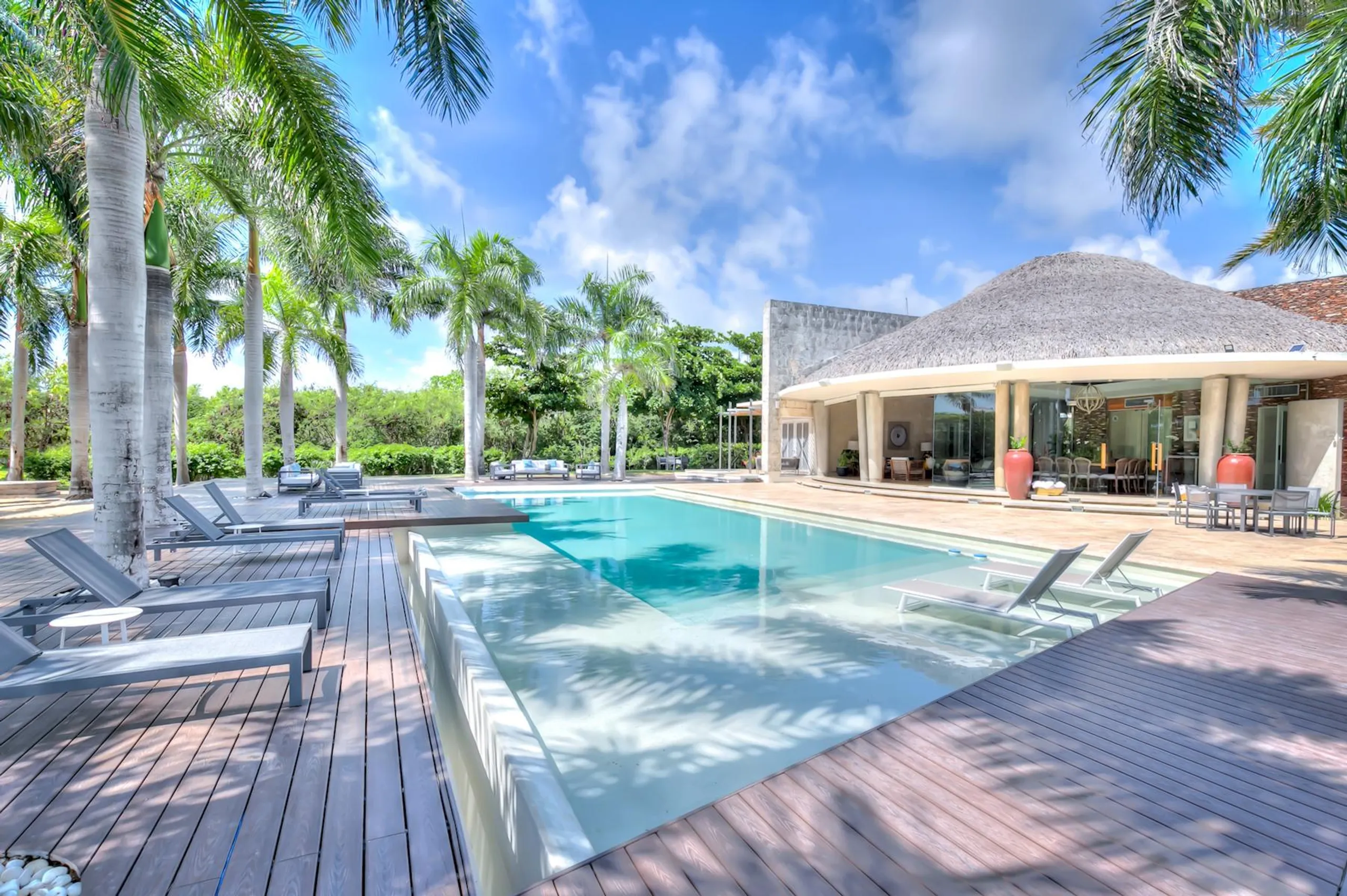 Chic Modern Tropical Villa with Private Pool and Fresh Ambiance — photograph 4