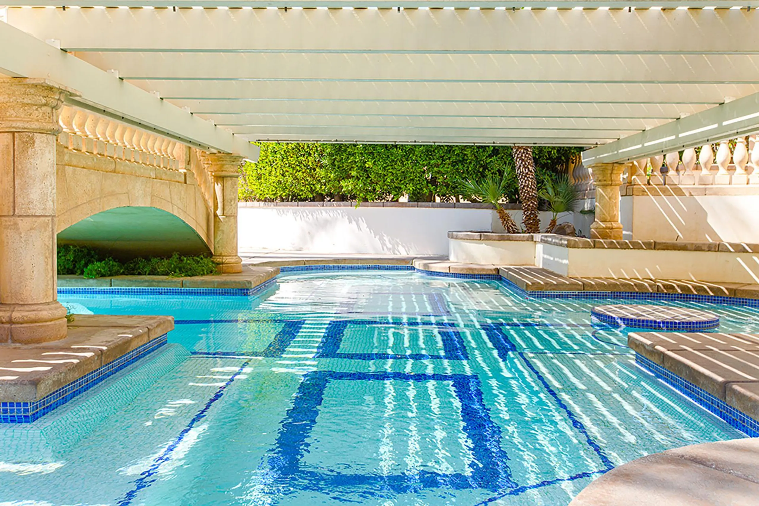Elegant Luxe Desert Estate with Private Lake, Pool, and Tennis Court — photograph 12