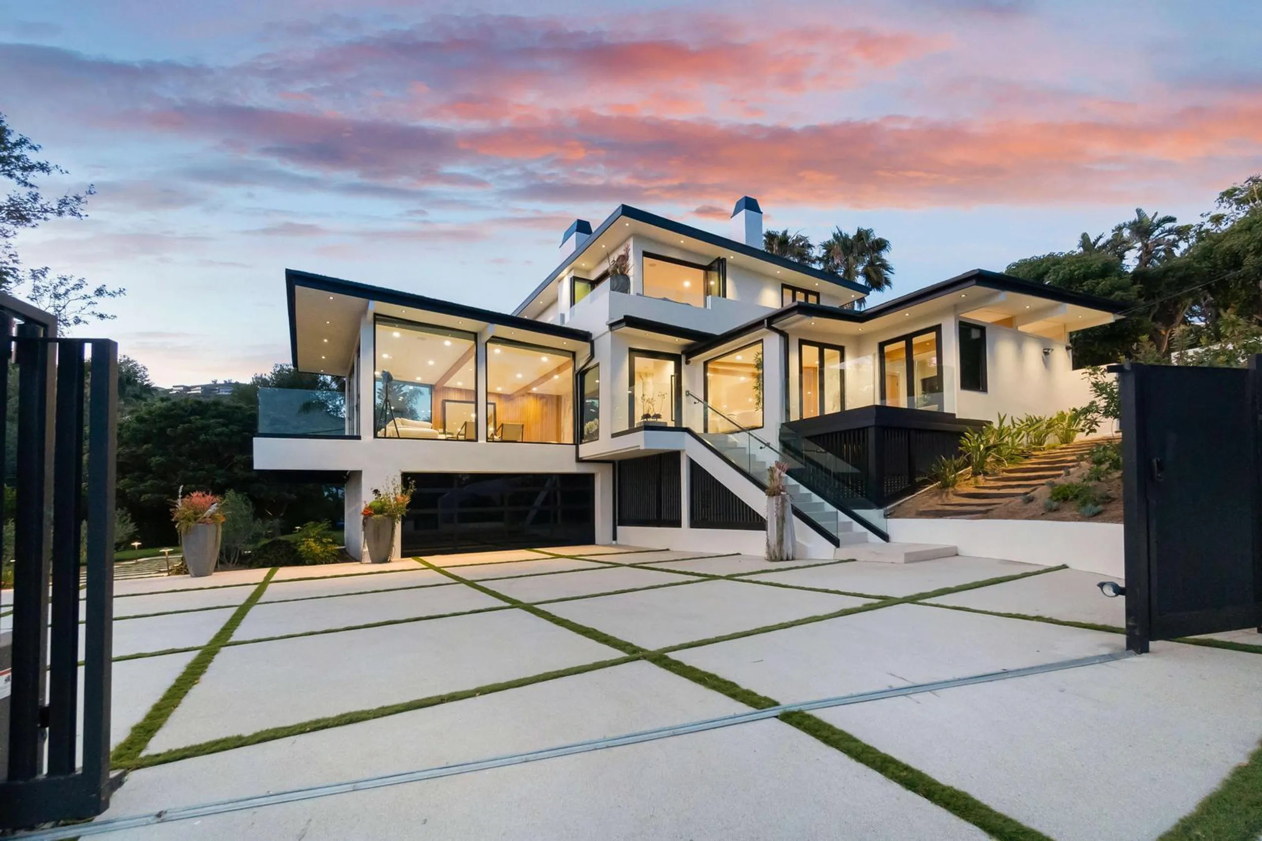 Beautiful Contemporary Villa with Crystalline Pool and Stunning Views — photograph 3