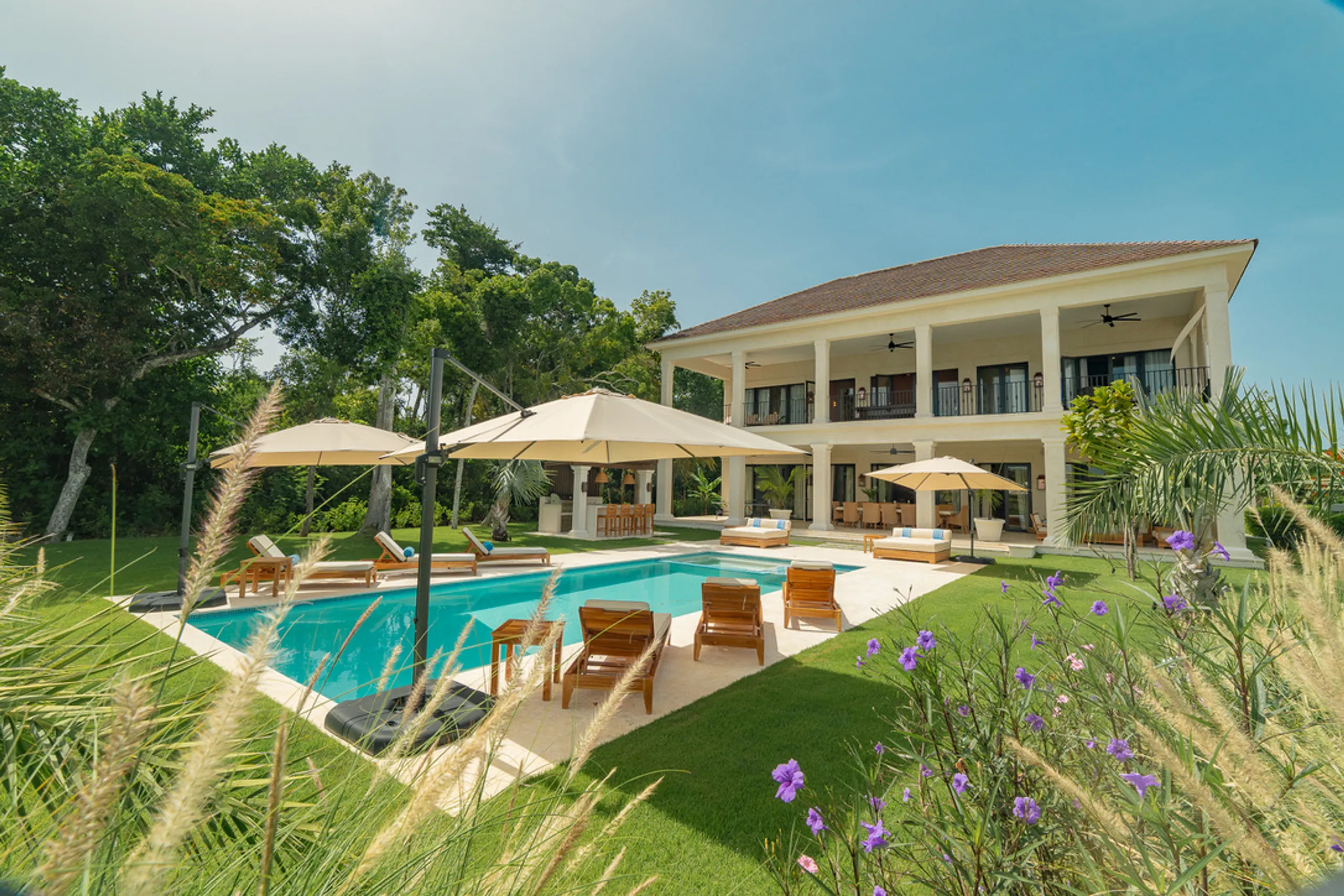 Graceful 7BDR Villa with Private Pool and Lake Views — photograph 2
