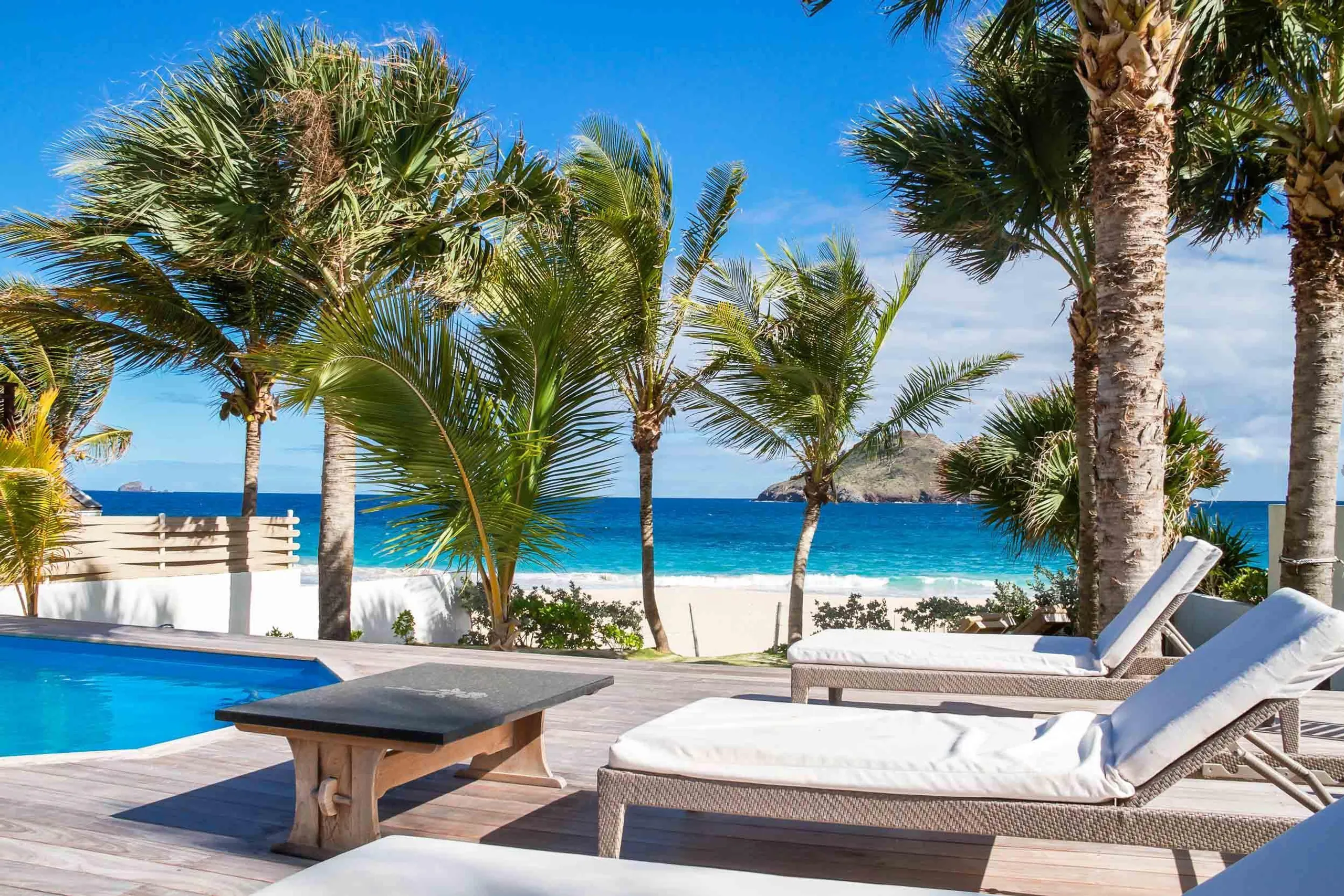 Lavish Seaview Villa with Private Pool and Walks to Beach — photograph 2