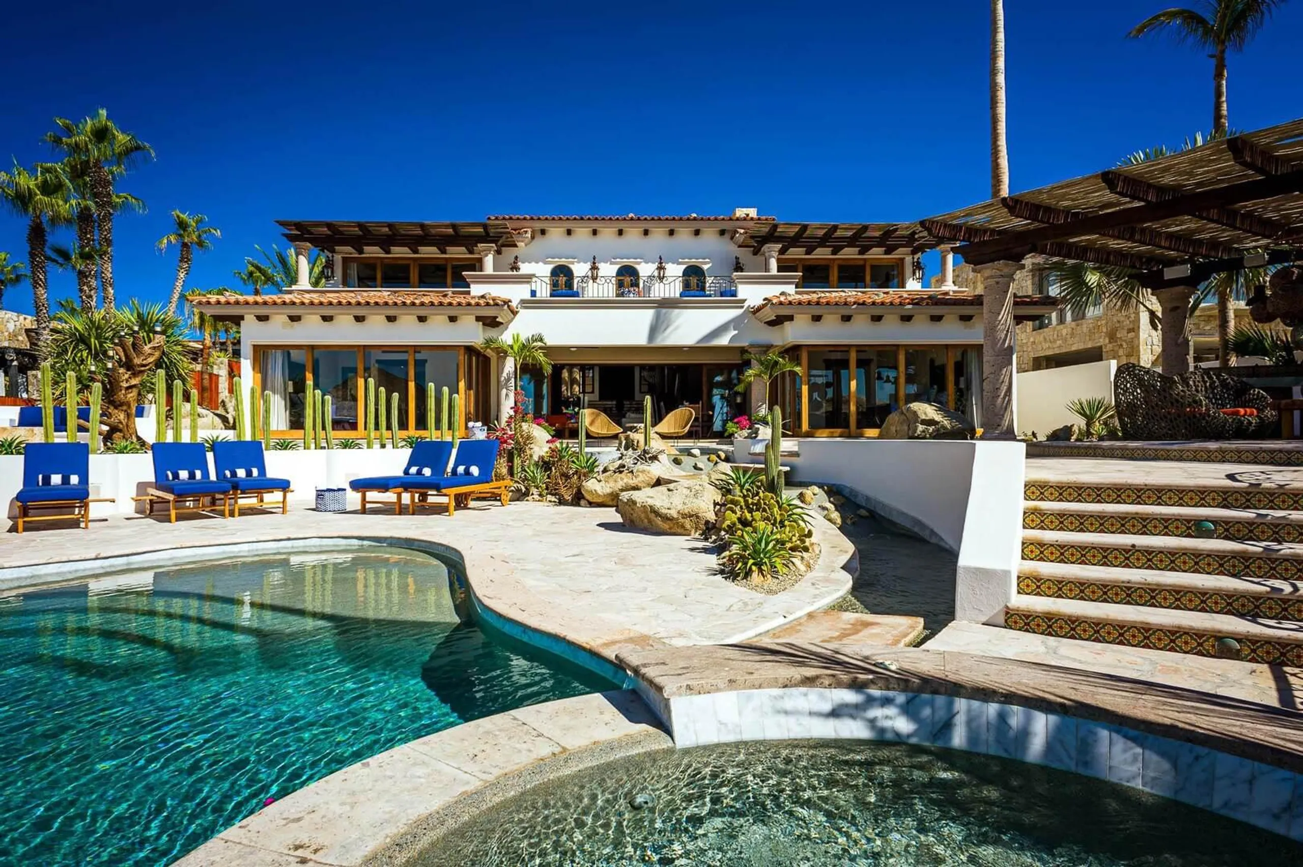Deluxe Hacienda-Style Villa with Infinity Pool, Whale Watching and Private Beach Access — photograph 6