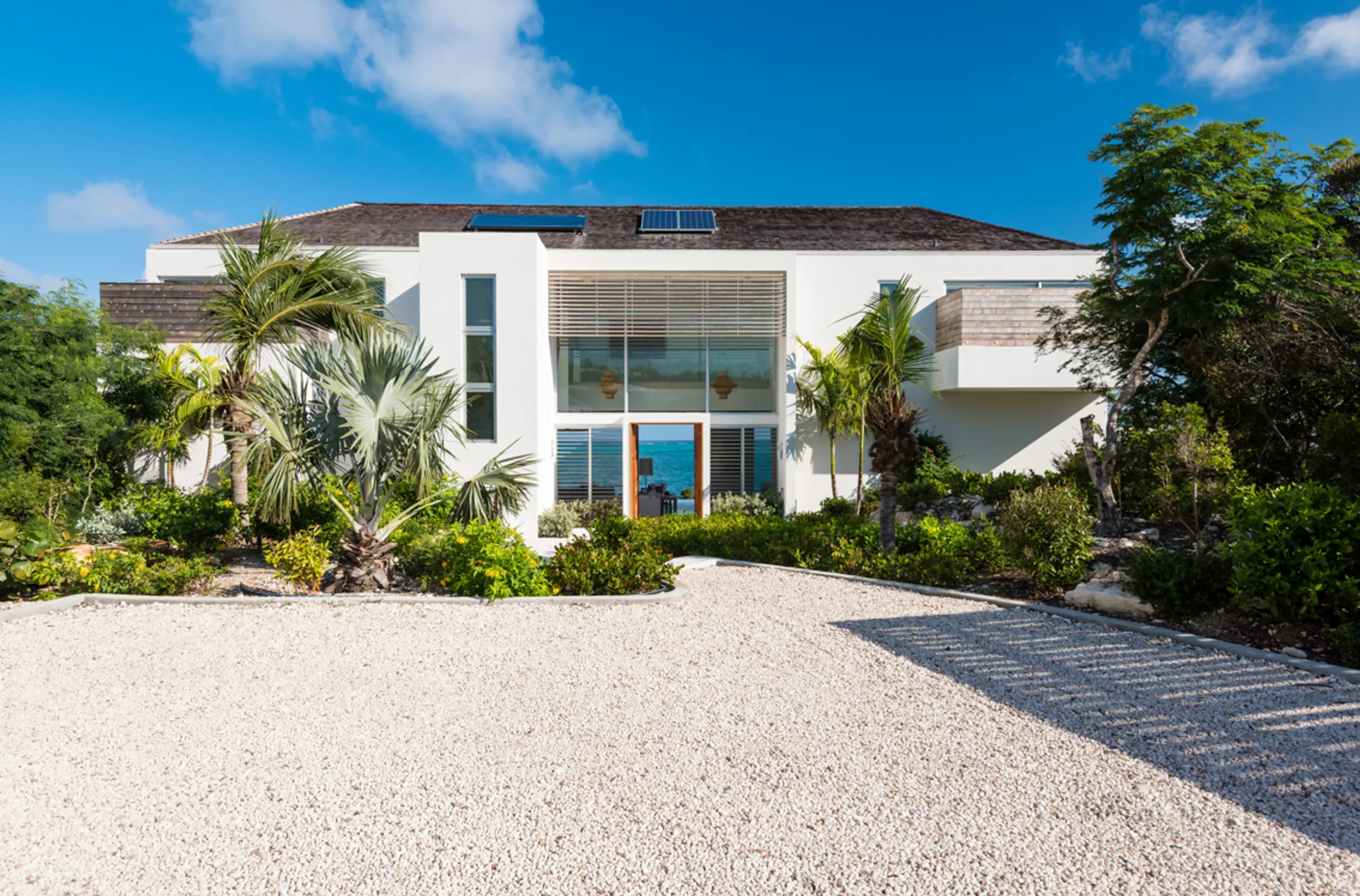 Secluded Charm and Luxury: North Shore's 5-Bedroom Beachfront Villa with Infinity Pool and Ocean Views — photograph 4