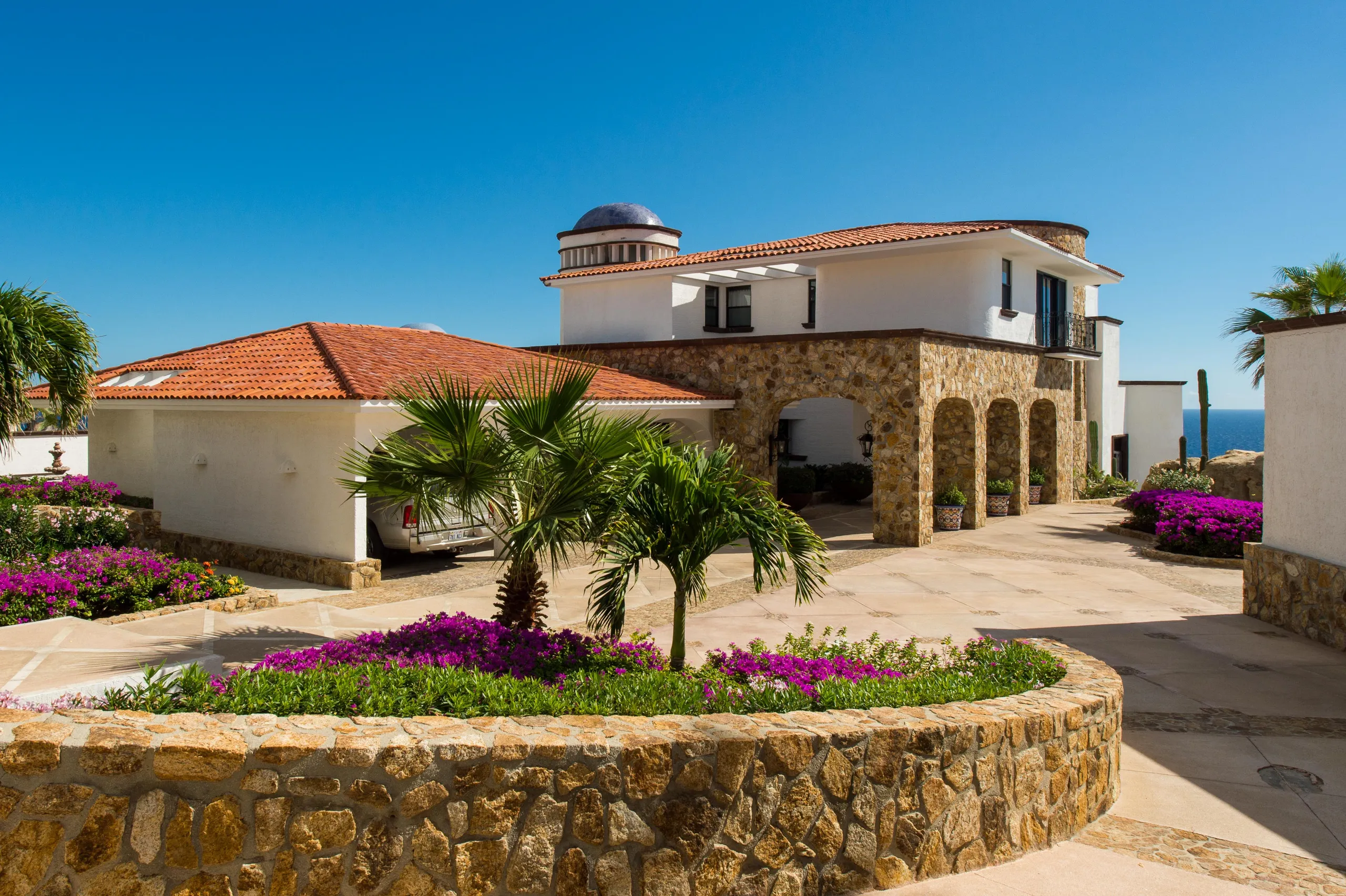 Grandiose Pedregal Villa with Pool and Majestic Views — photograph 3