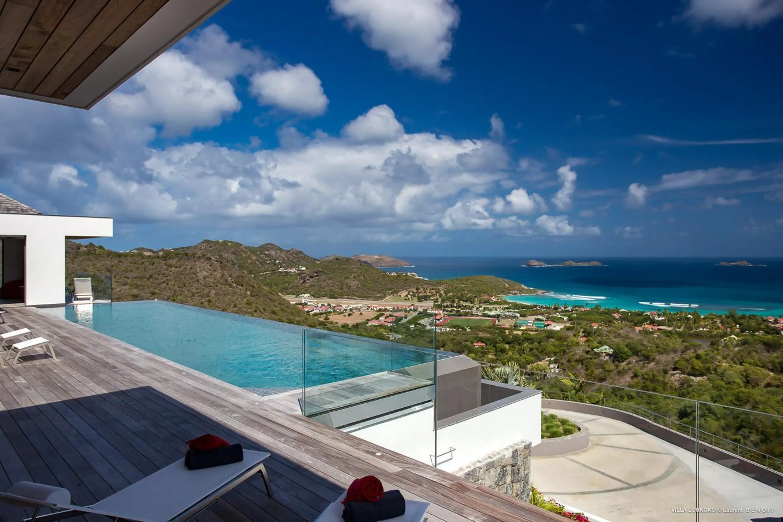 Splendorous Luxury Villa with Pool and Incredible Ocean Views — photograph 4