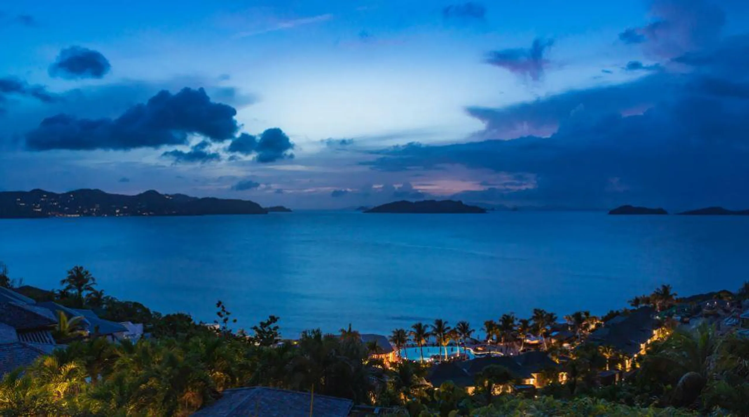 Sleek Contemporary Styled Villa with Heated Pool and Breathtaking Ocean Views — photograph 9